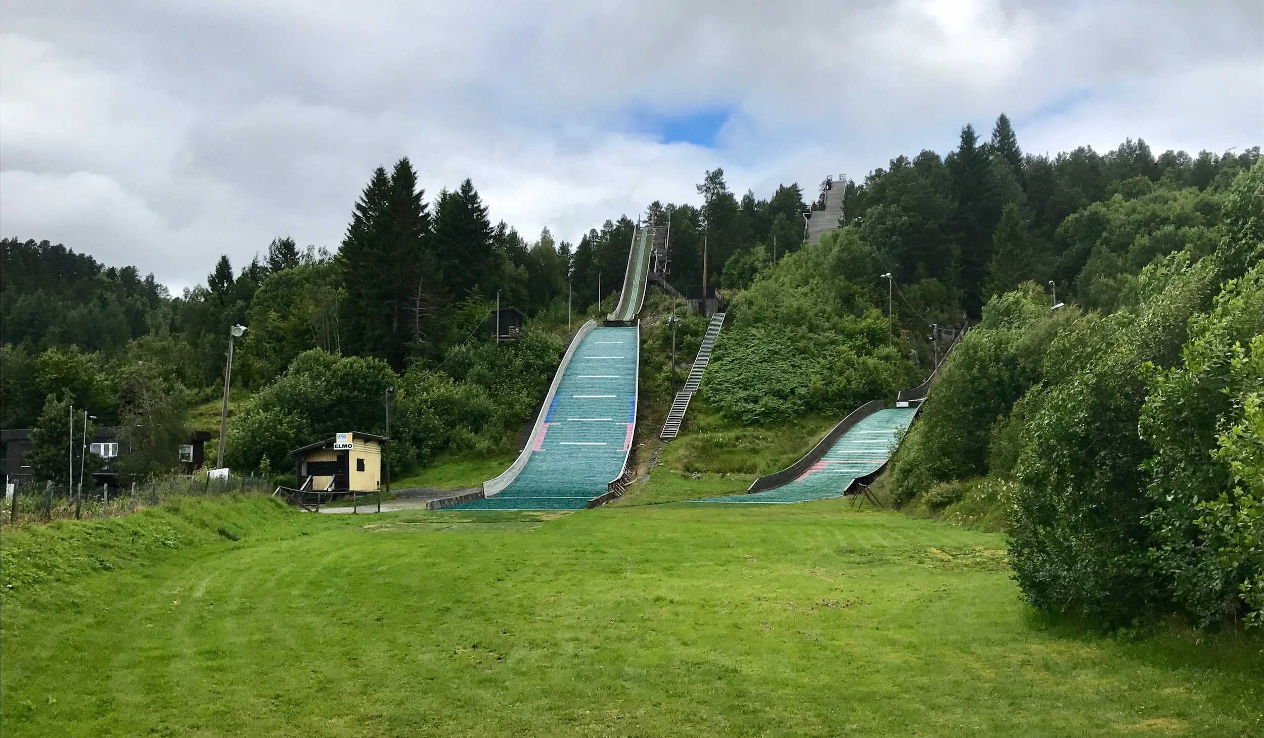 Mølleråsen, og den nedlagte «90-metersbakken» — i midten. Foto: Odd Roar Lange