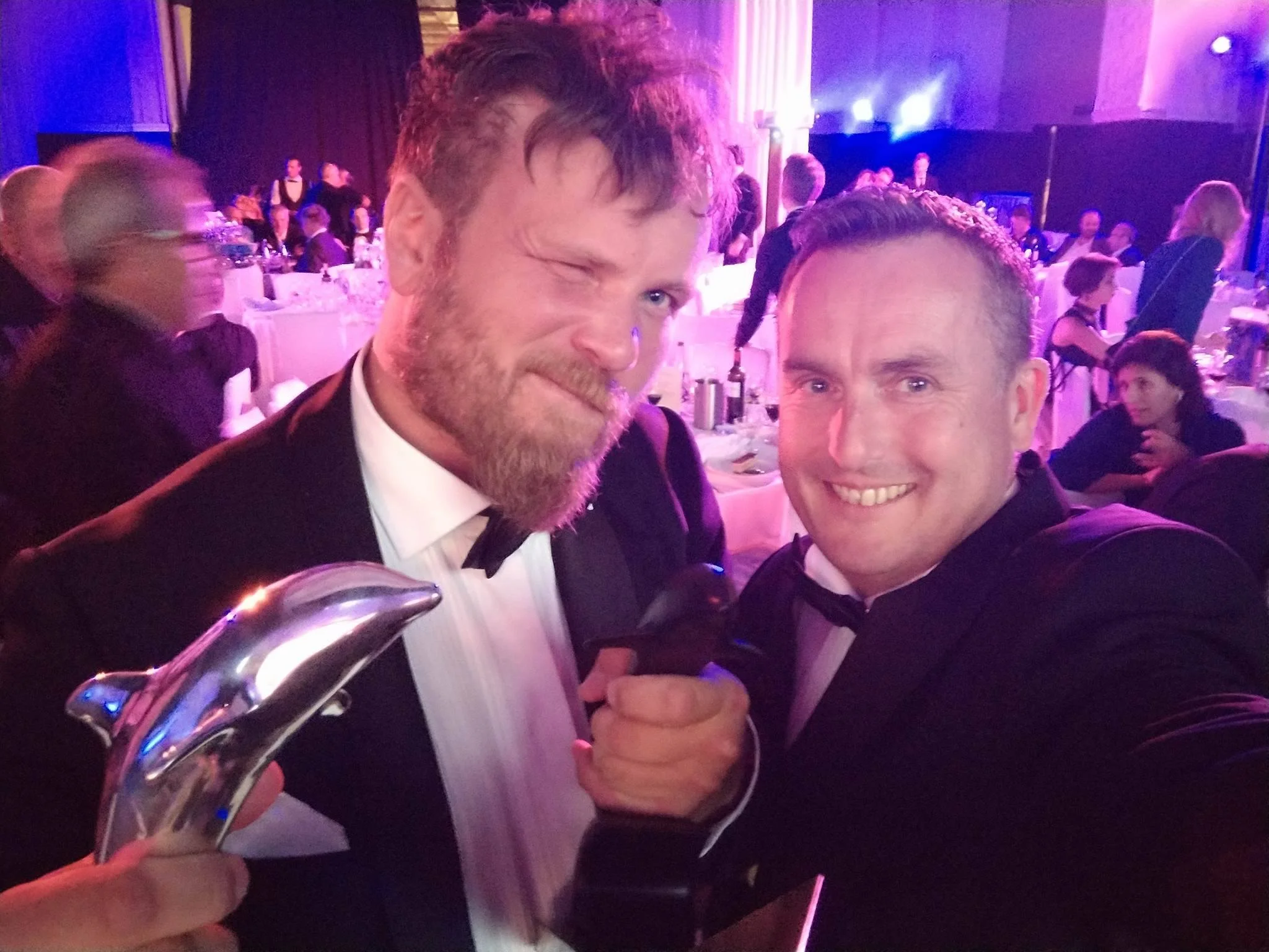 Grim Berge (tv) og Sven-Erik Knoff fikk ny filmpris. Denne gang svart delfin i Cannes. 