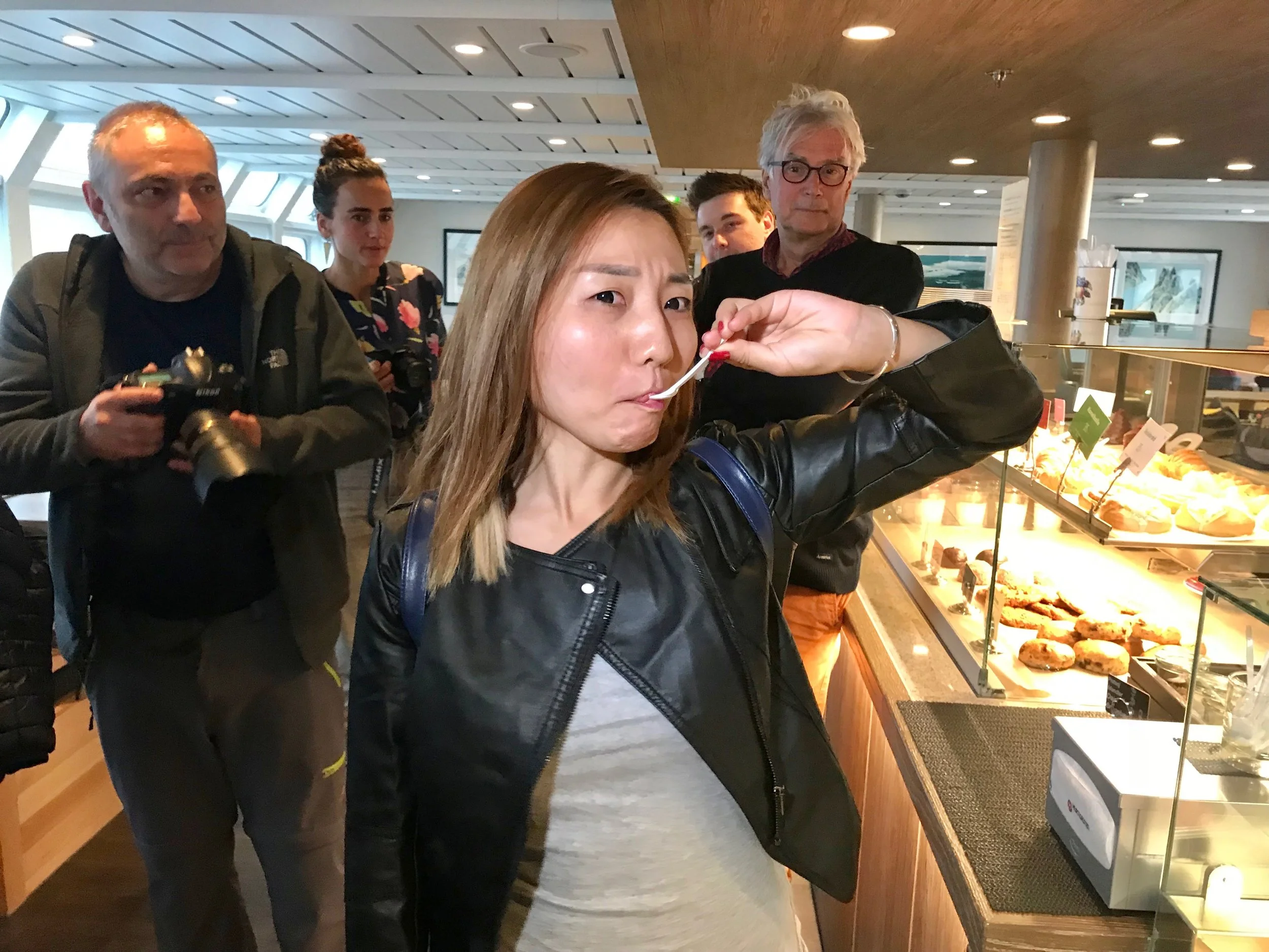 Skeptisk under smakstesten av is med klippfisk - forståelig nok. Foto: Odd Roar Lange