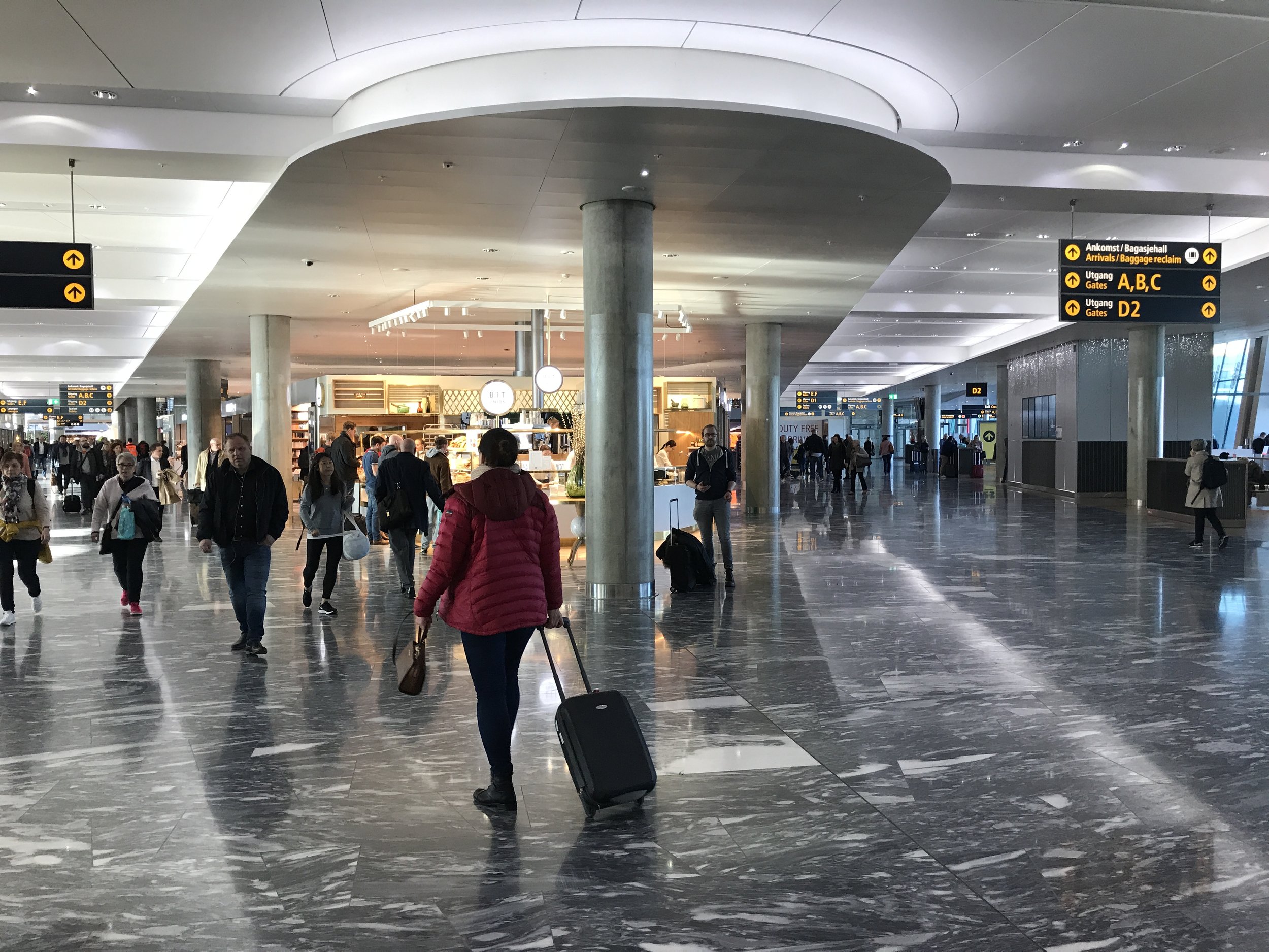 De reisende på Oslo lufthavn Gardermoen plages av pågående kredittkortselgere. Nå må det ta slutt. Foto: Odd Roar Lange