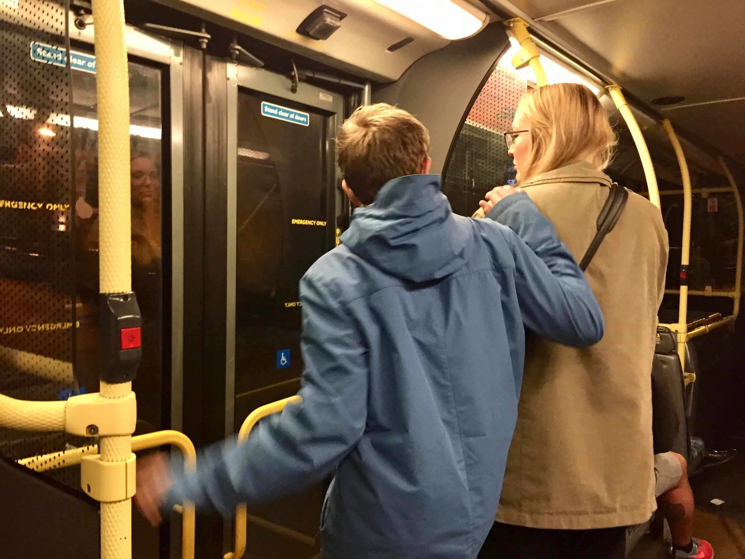 Noen skal av, derfor skal du vente før du går inn på toget. Foto: Odd Roar Lange
