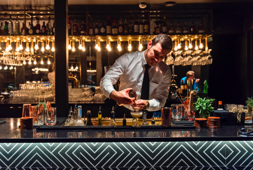 SVALBARDS ENESTE COCKTAILBAR: Drikkemenyen er omfattende på Funken Bar og omgivelsene eksklusive. Foto: Hurtigruten Svalbard/Agurxtane Concellon 