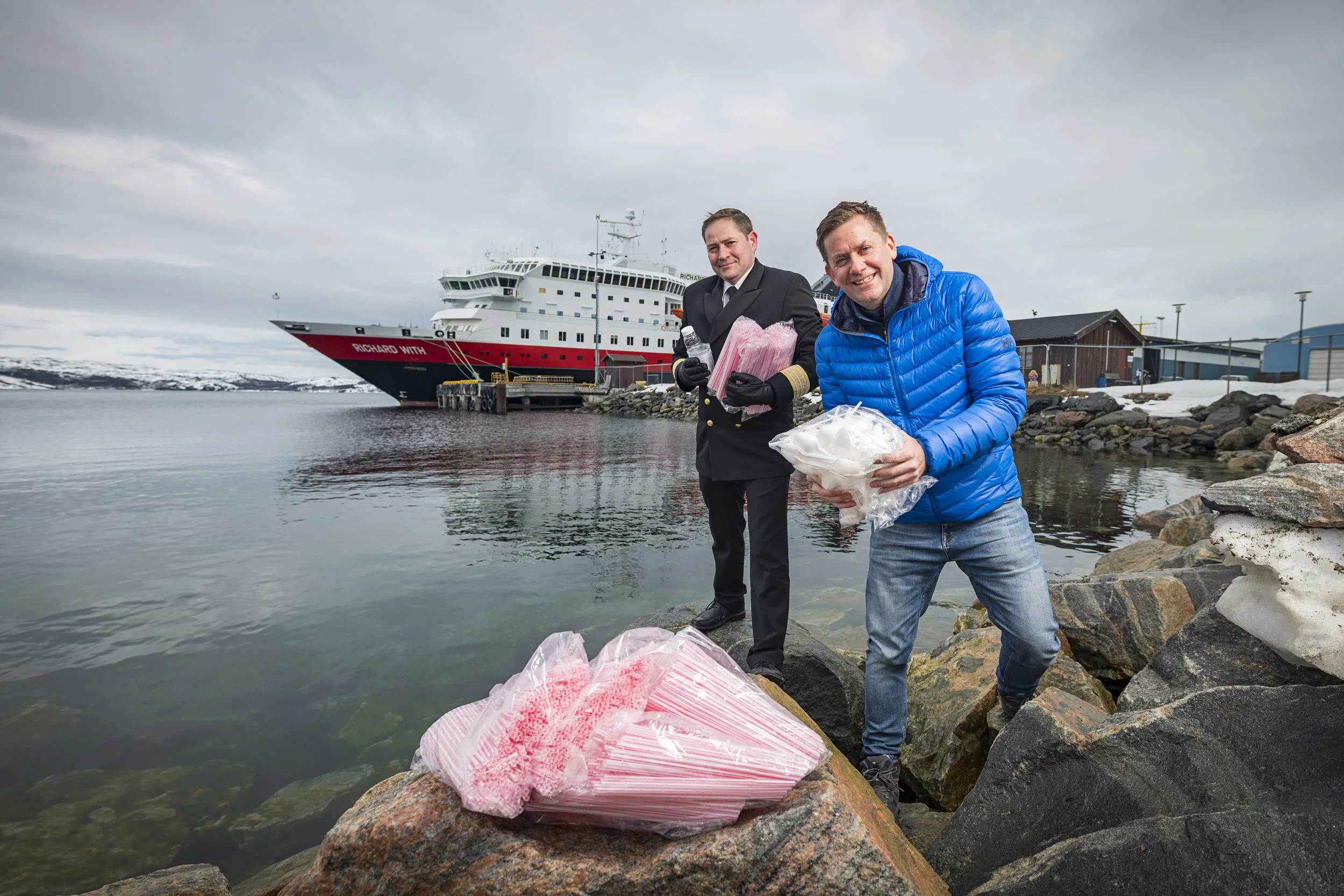 En million sugerør årlig er blant de enorme plastmengdene som forsvinner når Hurtigruten som første norske selskap kutter engangsplast allerede fra sommeren. Konsernsjef Daniel Skjeldam, sammen med hotellsjef Kristian Skar på MS Richard With i Kirkenes.