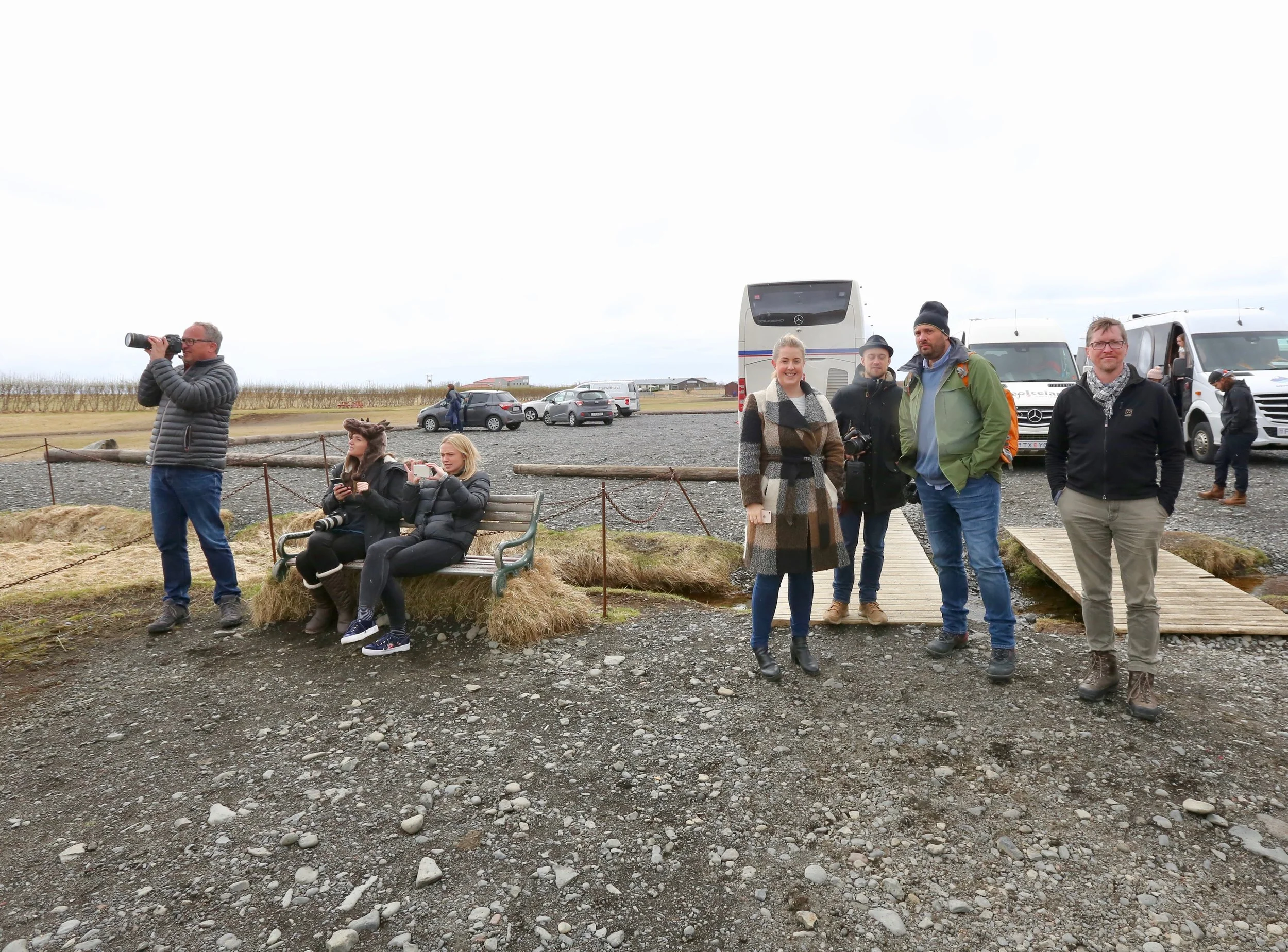Fotografen Páll Jökull (th) deler gjerne sine beste flyfotobilder med Thetravelinspector.no´s lesere Foto: Odd Roar Lange
