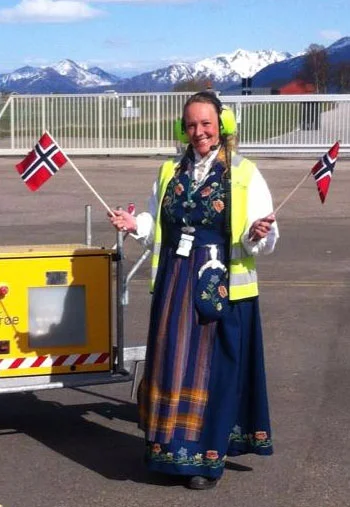 Stokmarknes lufthavn: Monica Lauritsen er kledd for nasjonaldagen Foto: Widerøe