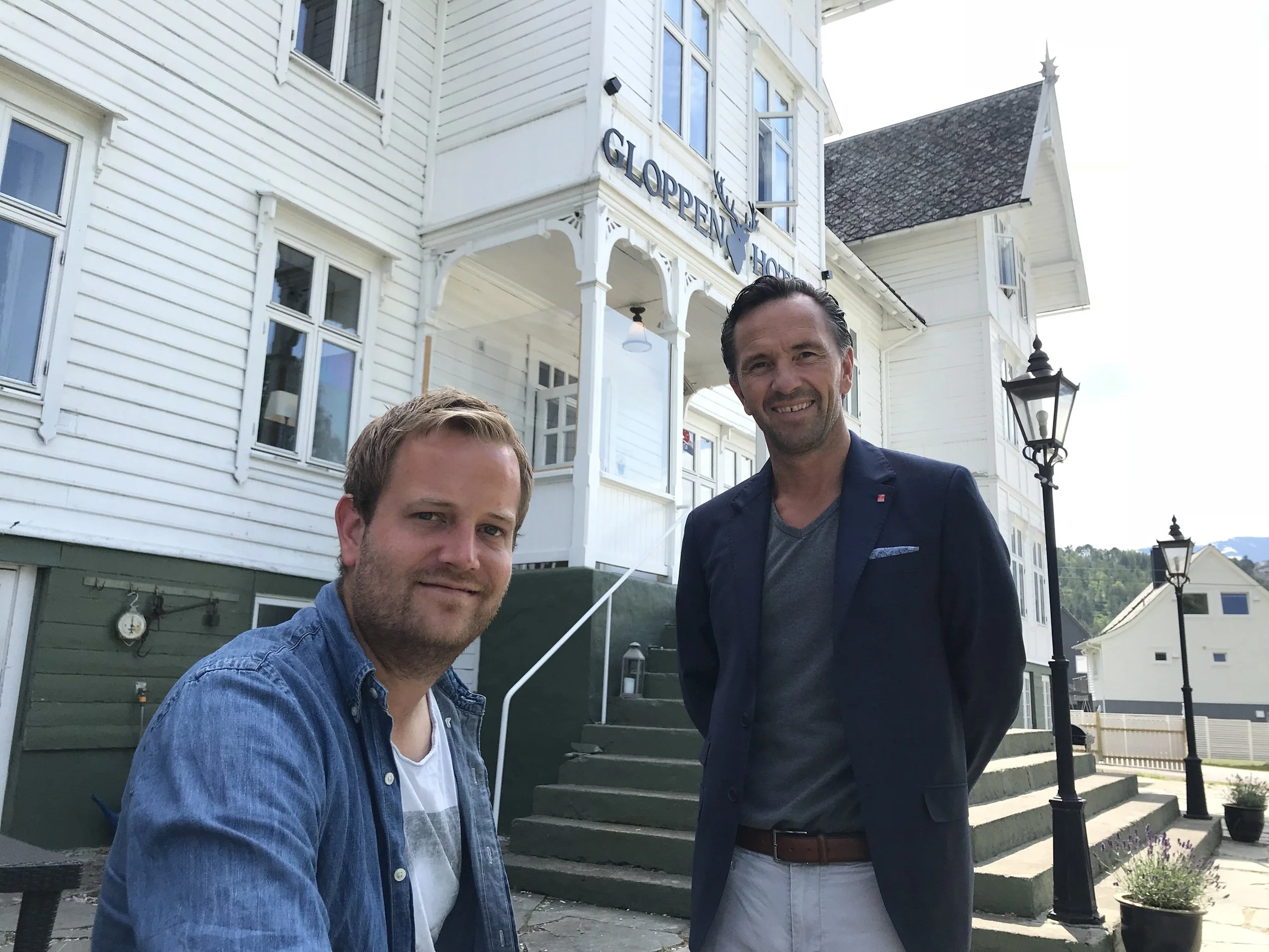 Preben Moen og administrerende direktør i Classic Norway, Terje Hatlen Stokke på dagen for overtagelsen av hotellet. 1. juni 2018. 