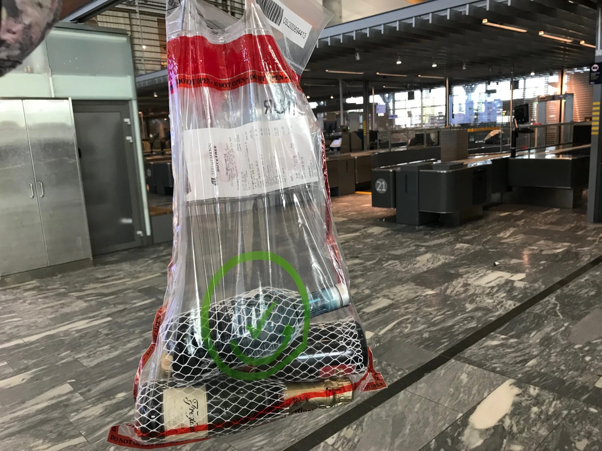 Nei, du kan ikke åpne posen for å ta ut litt av innholdet for deretter å gå gjennom sikkerhetskontrollen. Foto: Odd Roar Lange