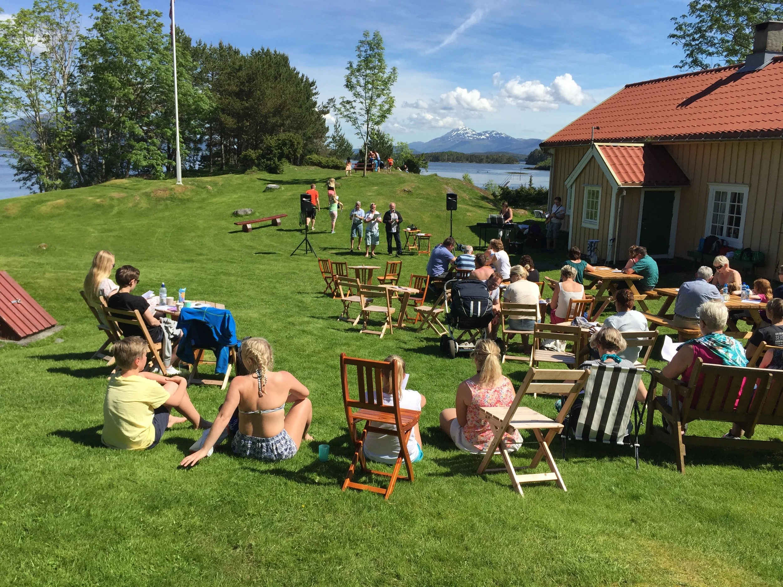 Hjertøyas Venner har åpen kafe, gjør en utmerket dugnadsinnsats og har mange aktiviteter. Foto: Odd Roar Lange