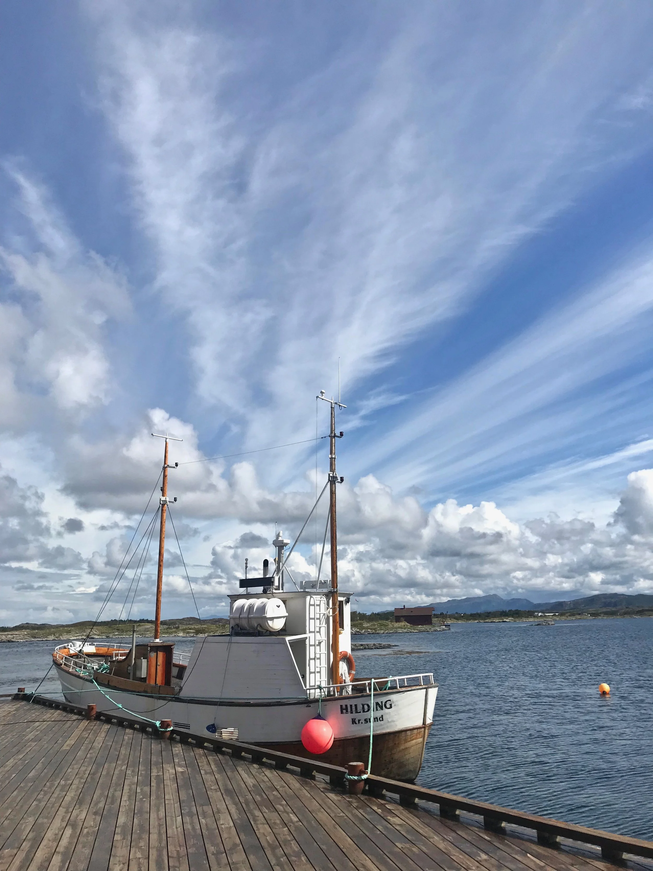  Vil du dra på fisketur så kan det ordnes med en liten robåt eller med denne skøyta 