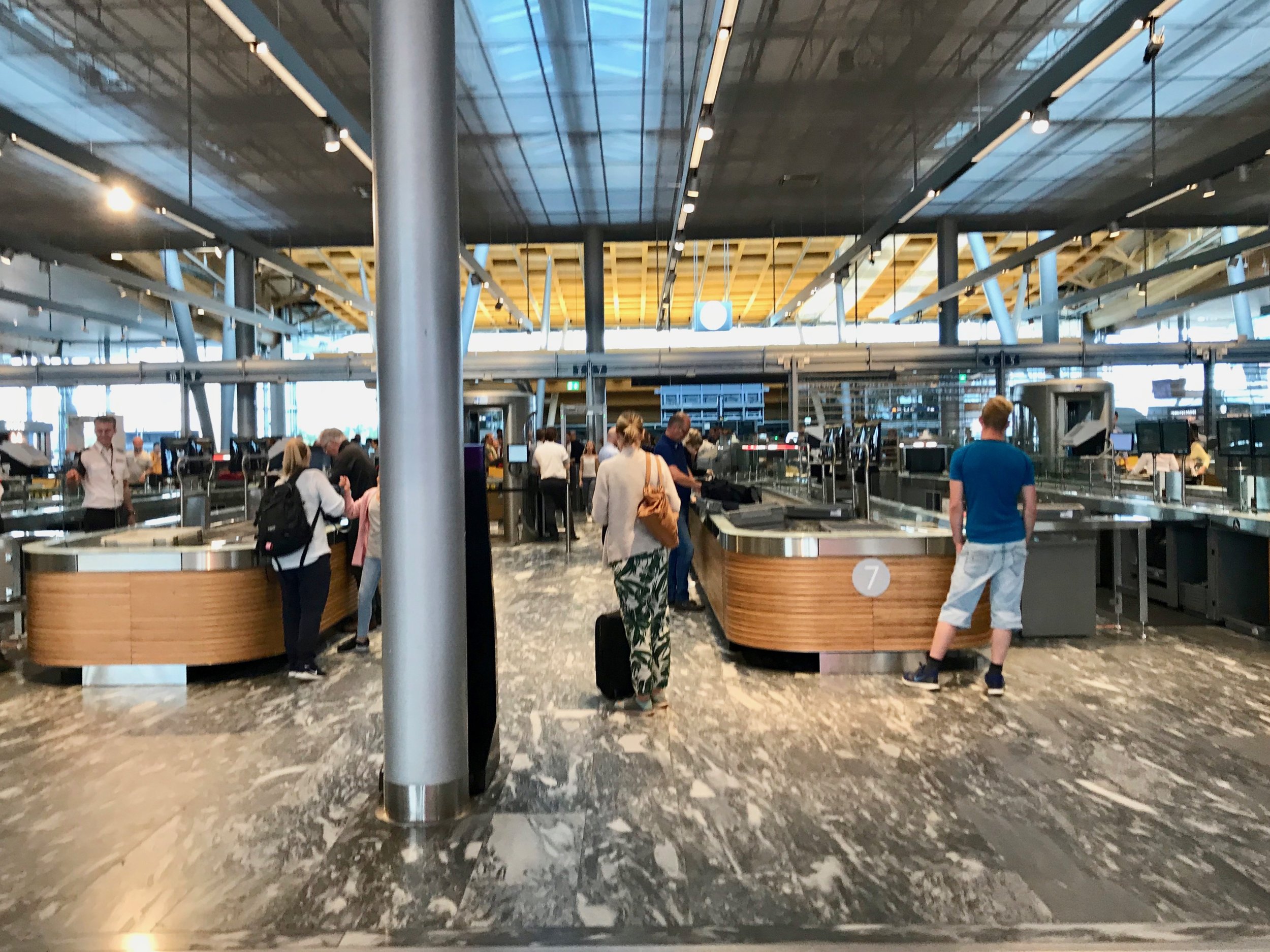 Ville vi lagt private eiendeler og klær på toalettringen? Neppe. Men den er mye renere enn boksene i sikkerhetskontrollen på Gardermoen. Foto: Odd Roar Lange