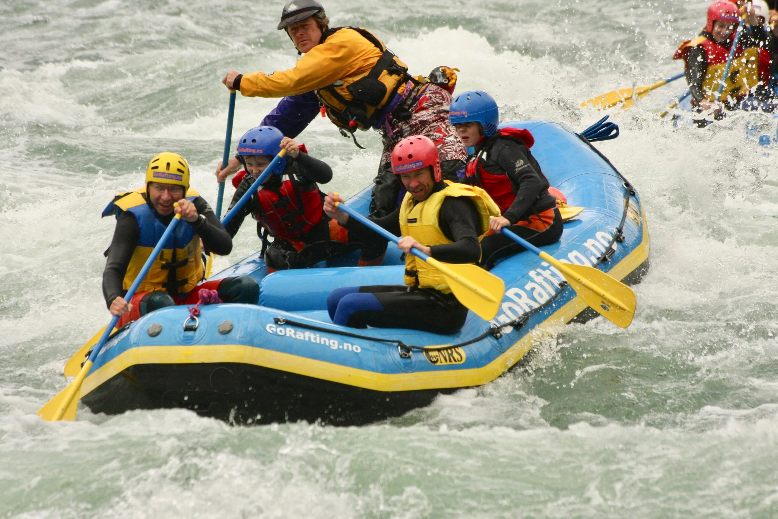 Her er jeg på tur ned elva sammen med erfaren guide og andre ferskinger i flåta. Foto: Ro Rafting.