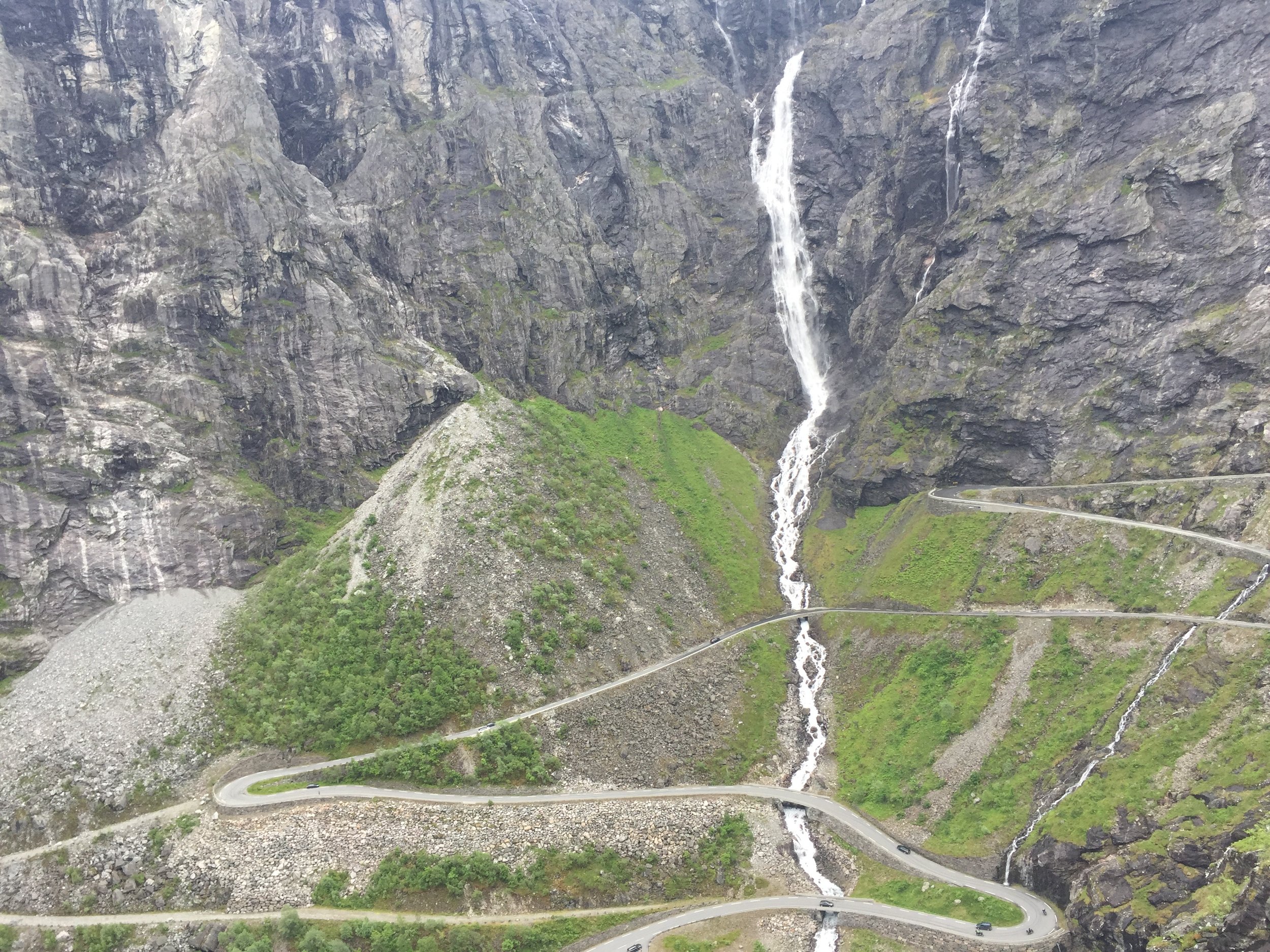 Rasfare - og vakkert. Det er bratt rundt Trollstigen. Det gjør at sikringsarbeidet er krevende. Foto: Odd Roar Lange
