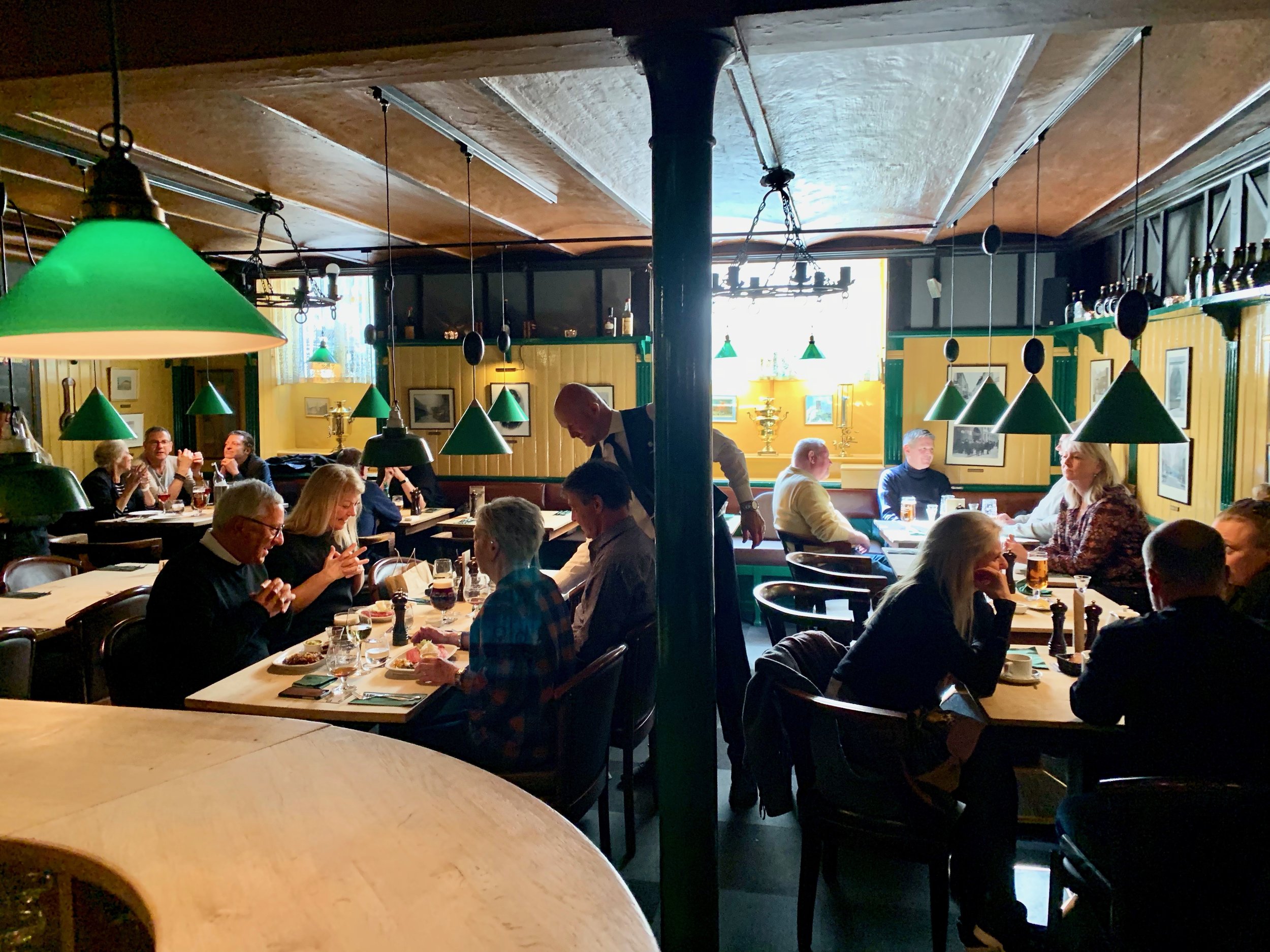 Velkommen til den brune kjellerrestauranten med de karakteristiske grønne lampene. Foto: Odd Roar Lange