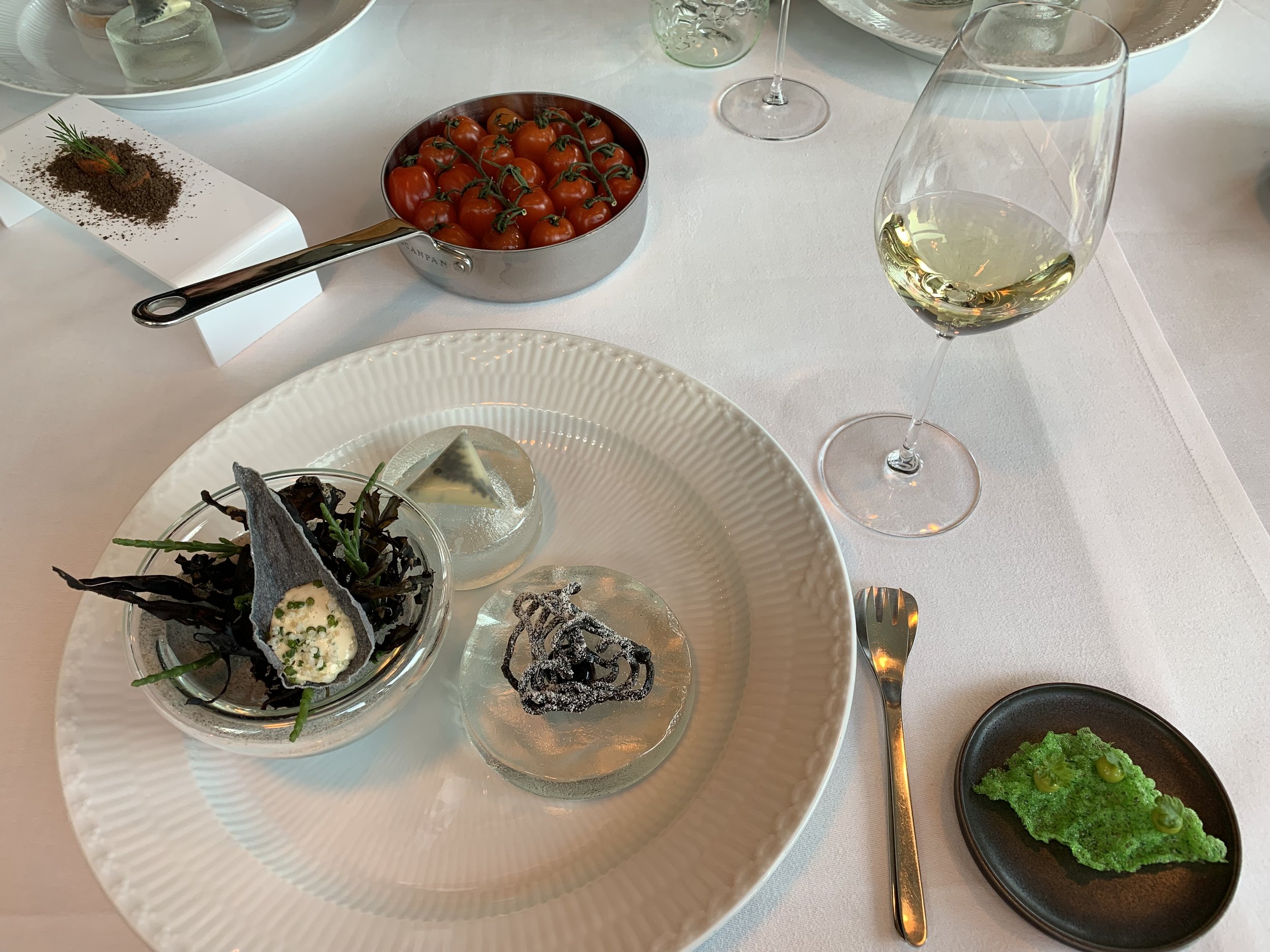 Denne maten får du servert på Michelinrestauranten Frederikshøj i Aarhus. Nivået blir neppe like høyt hos 1:1. Foto: Odd Roar Lange