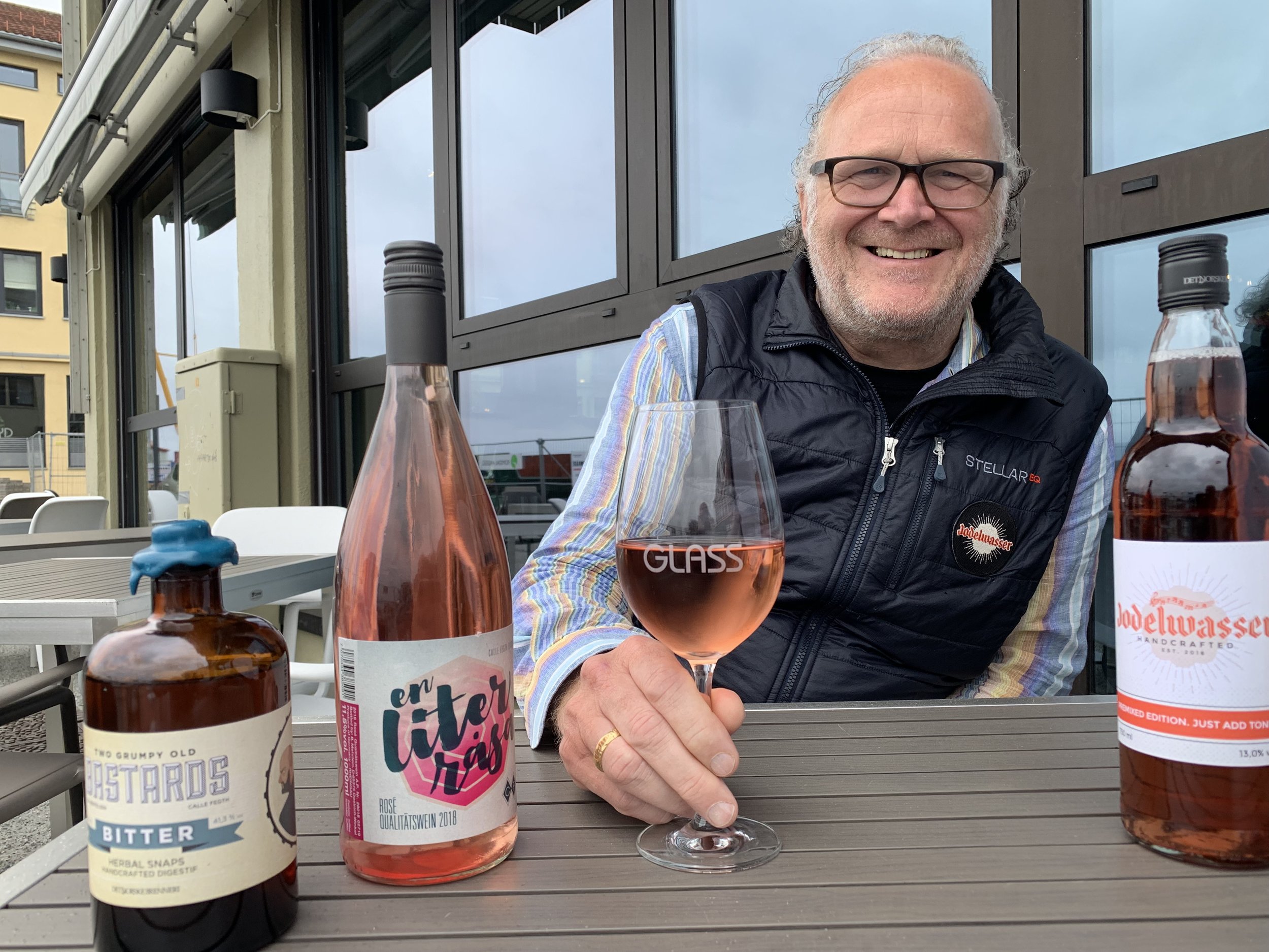 Krydderbrennevin, rosévin og Jodelwasser står på vårens meny fra vinmaker Calle Fegth. Rosévinsesongen ble startet med vinkveld på restaurant Glass i Molde. Foto: Odd Roar Lange