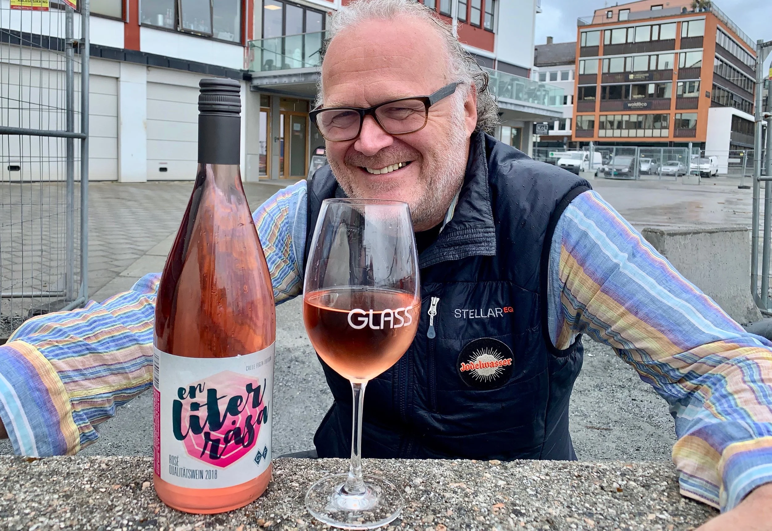 Han skaper vårstemning på glass, flaske - og sykkel