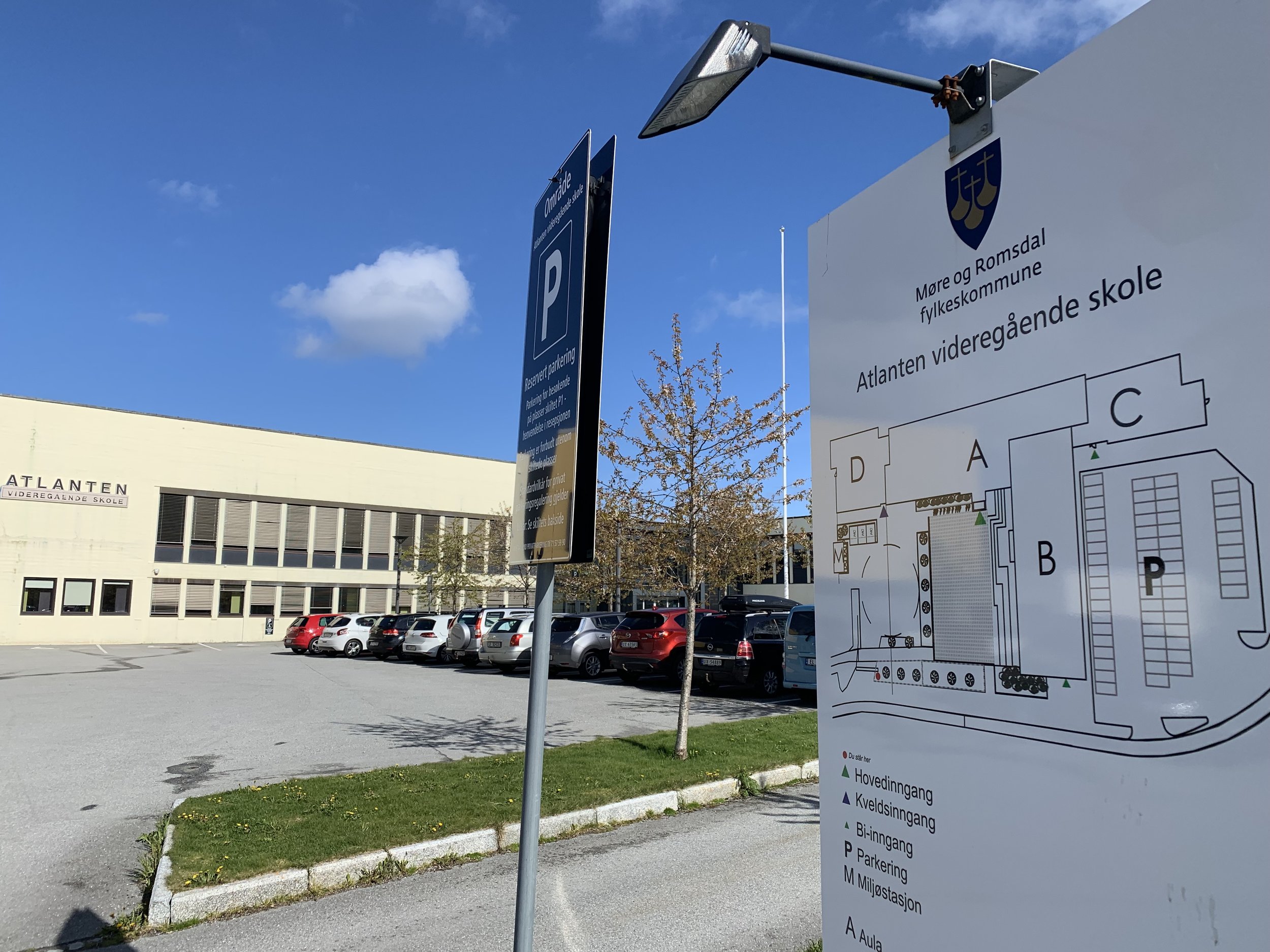 Ved Atlanten videregående skolen gikk Ole Gunnar Solskjær. Nå er det også et utmerket sted å starte en fin tur til sjøen. Foto: Odd Roar Lange