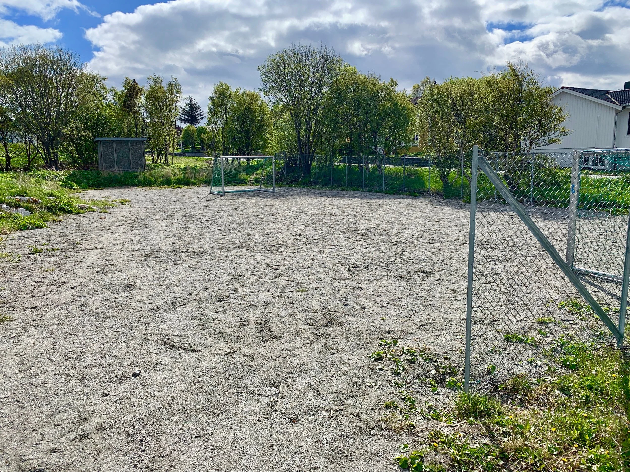 Fotballbanen like ved boligen til foreldrene til Ole Gunnar Solskjær var flittig i bruk - og er det fortsatt. Foto: Odd Roar Lange