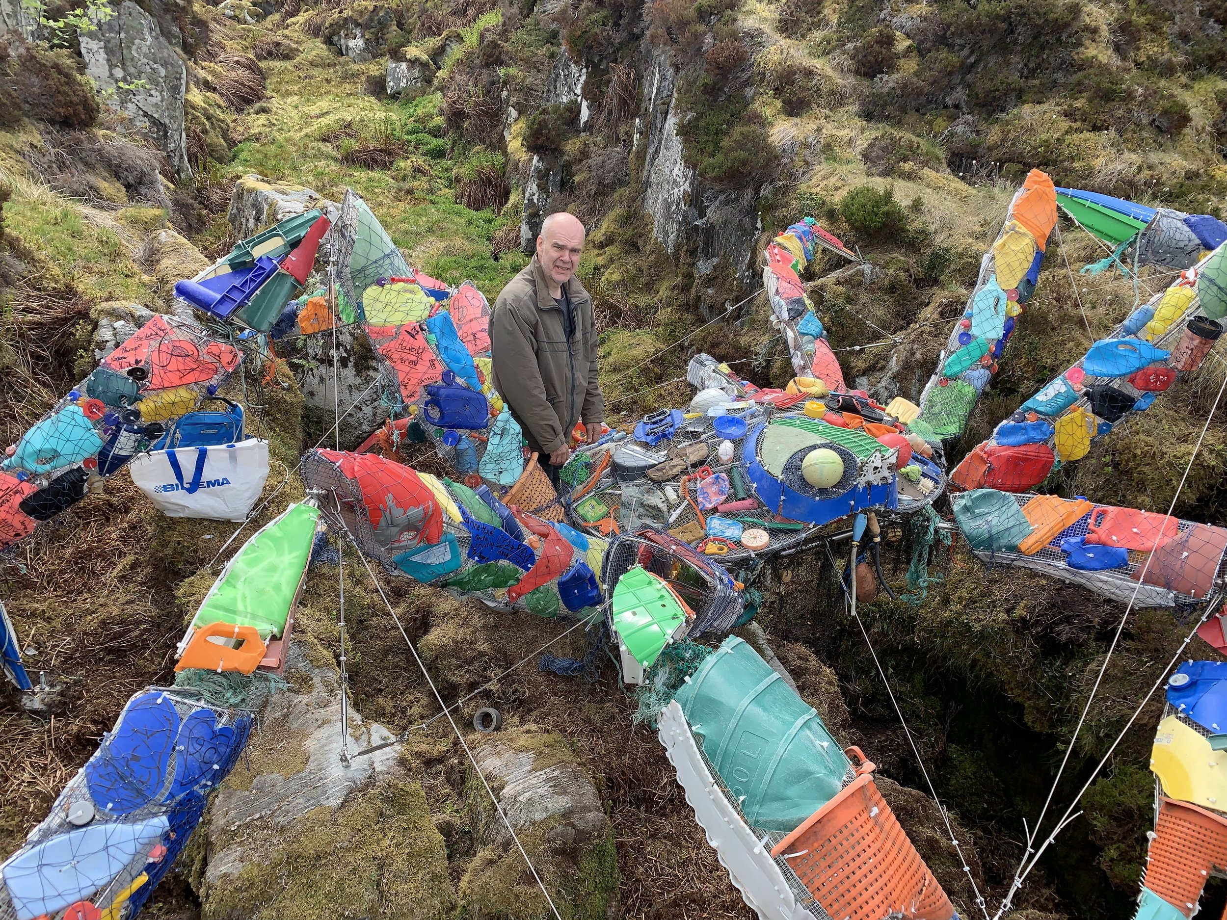 Eirik Audonsson Skaar har laget plastkunstverket ved Atlanterhavsvegen. Foto. Odd Roar Lange