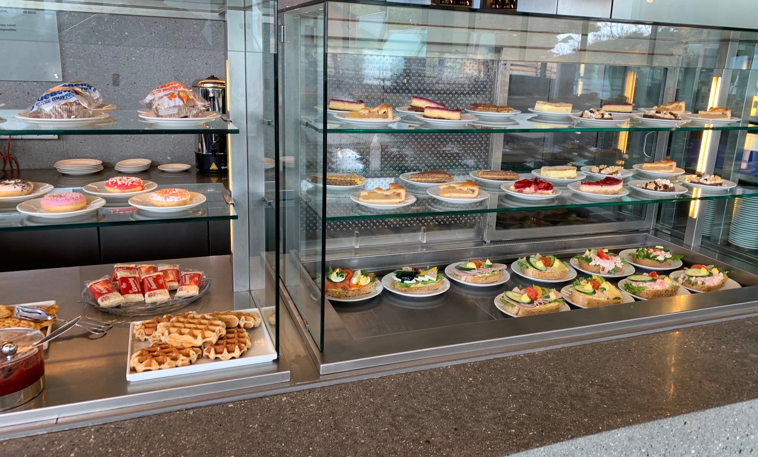 Hvem i alle dager har funnet på å legge plastinnpakket lefse og muffins (tv) i disken på denne turistrestauranten? Foto: Odd Roar Lange
