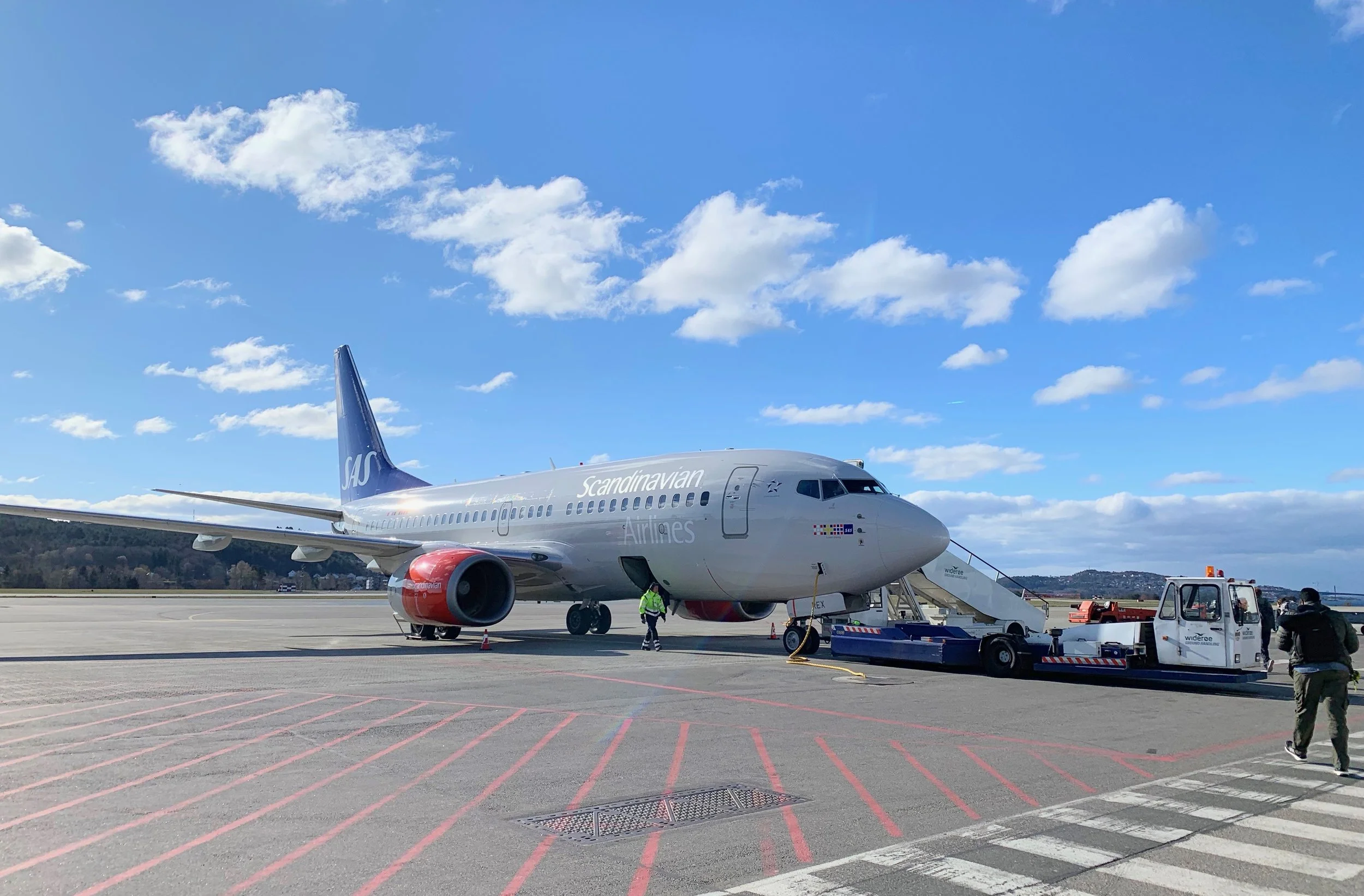 Fortell barnet om flyet og flyturen dere skal ut på, så bli reisen morsommere for alle. Foto: Odd Roar Lange