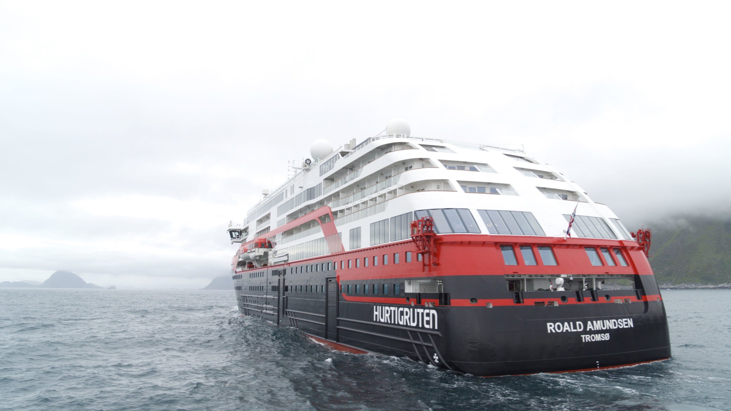 MS Roald Amundsen på vei nordover mot Tromsø. Alle foto: Hurtigruten