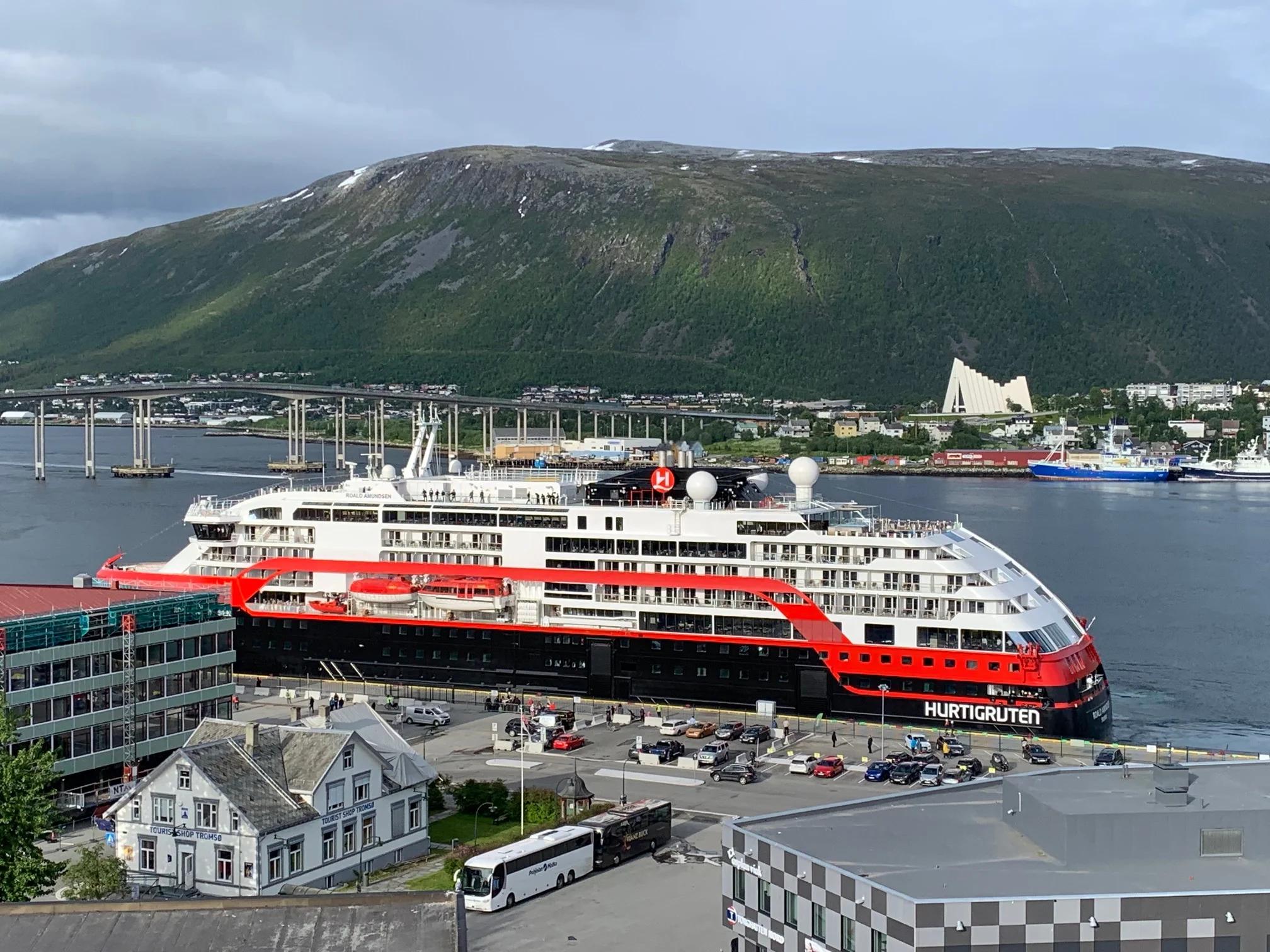 MS Roald Amundsen er på plass i Tromsø. Snart seiler skipet videre. Foto: Odd Roar Lange