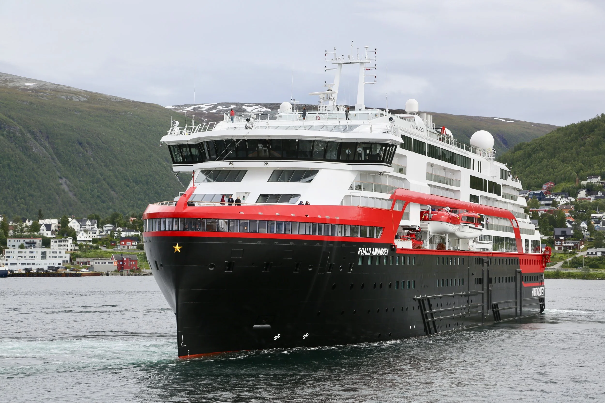 Her kan du se MS Roald Amundsen langs norskekysten i sommer