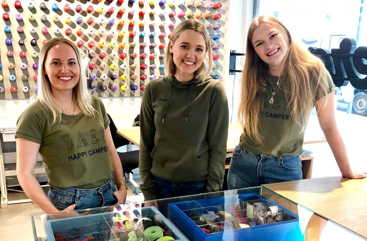 Esmod-studentene Marie Standersen (t.v.) og Hedda Marie Bay (t.h.) skal delta på hele Tour de Sy. Her er de sammen med Bergans-ambassadør Ingrid Bergtun som også skal bidra noe på turneen.