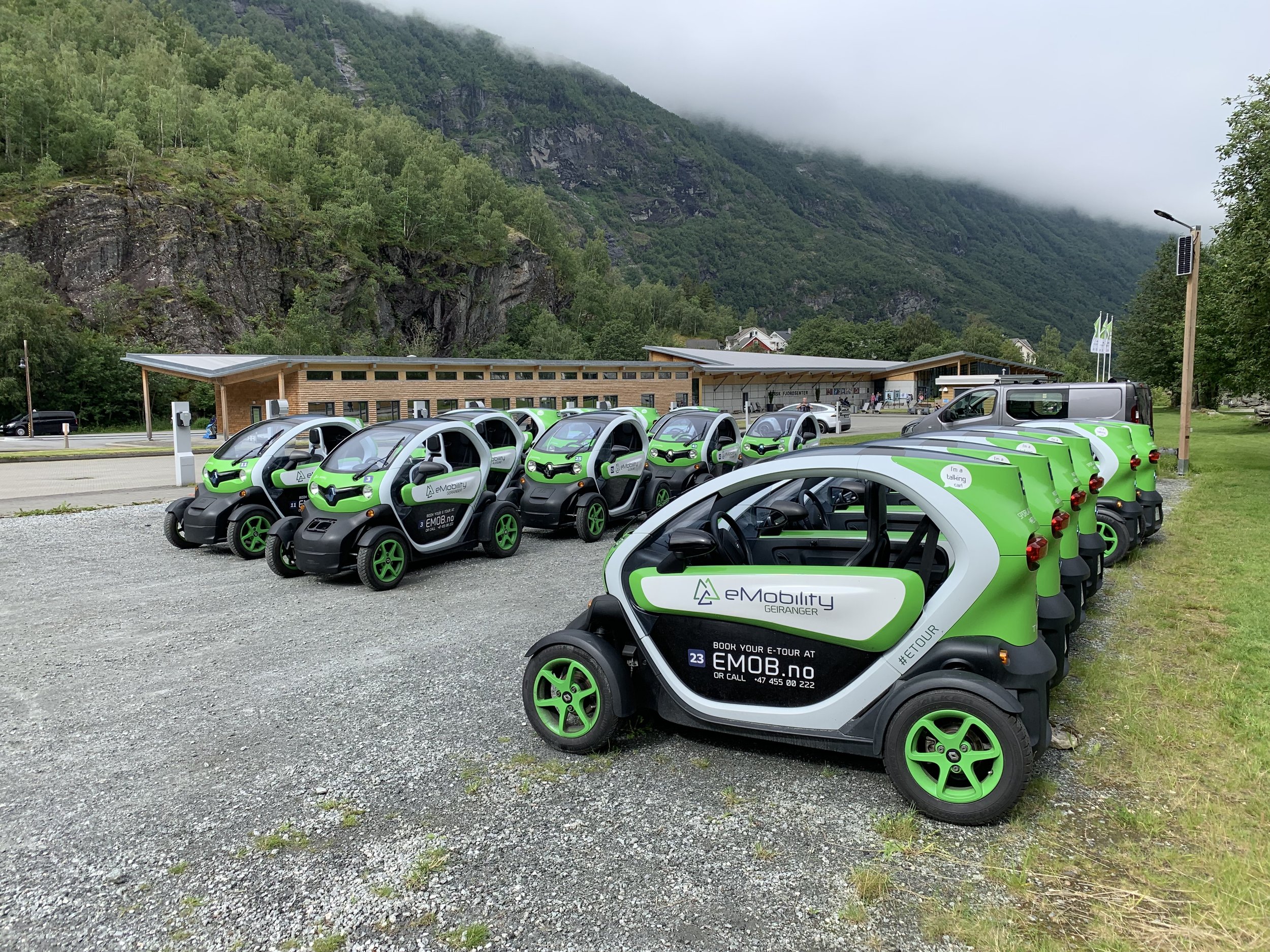 Lokalsamfunnene må bli flinkere til å kreve at cruisepassasjerene bruker lokale og bærekraftige tilbud. Ellers bør de ikke slippe til lands norskekysten. Foto: Odd Roar Lange