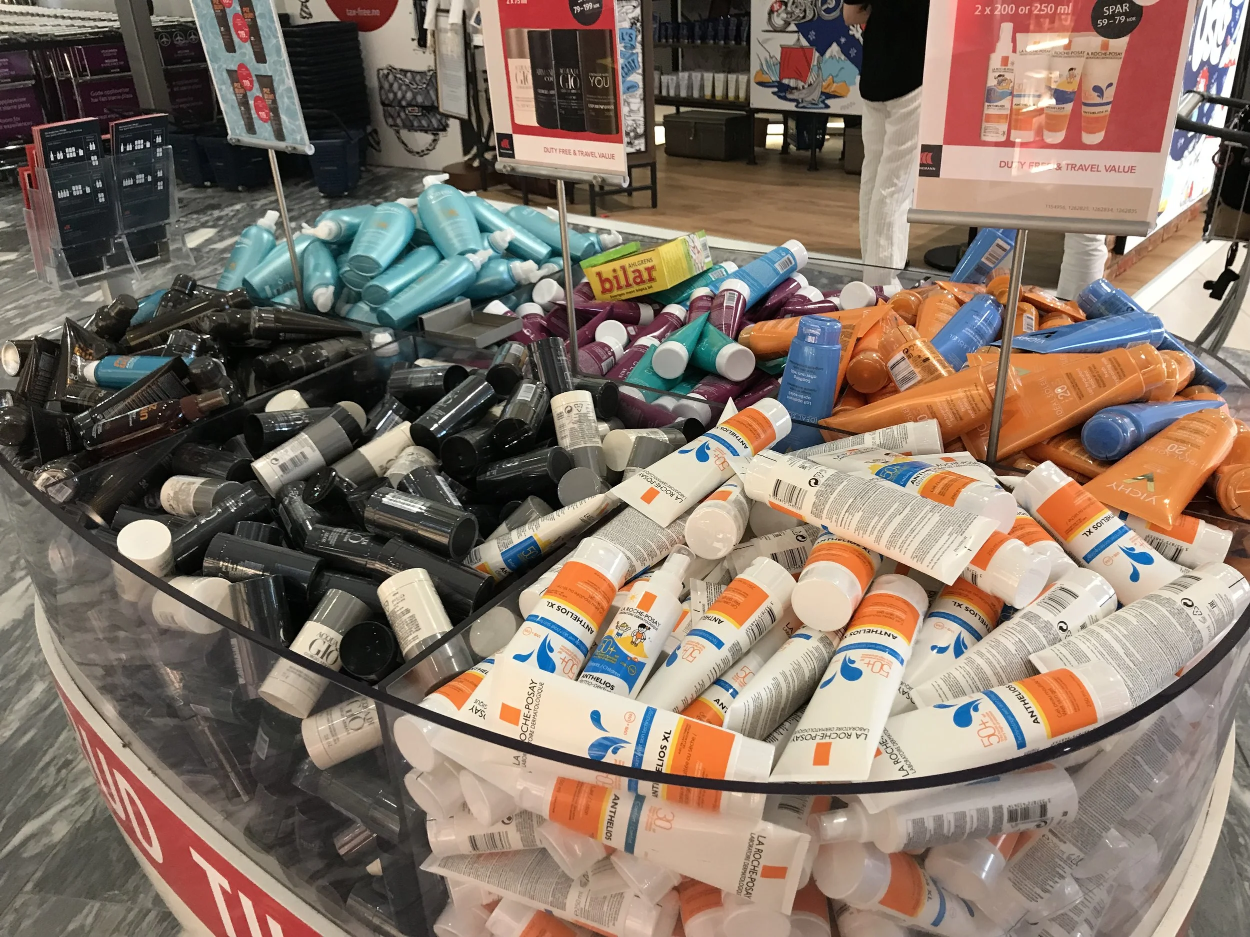Solprodukter kan være langt billigere å kjøpe før du reiser enn å vente til du kommer frem til feriemålet. Foto: Odd Roar Lange