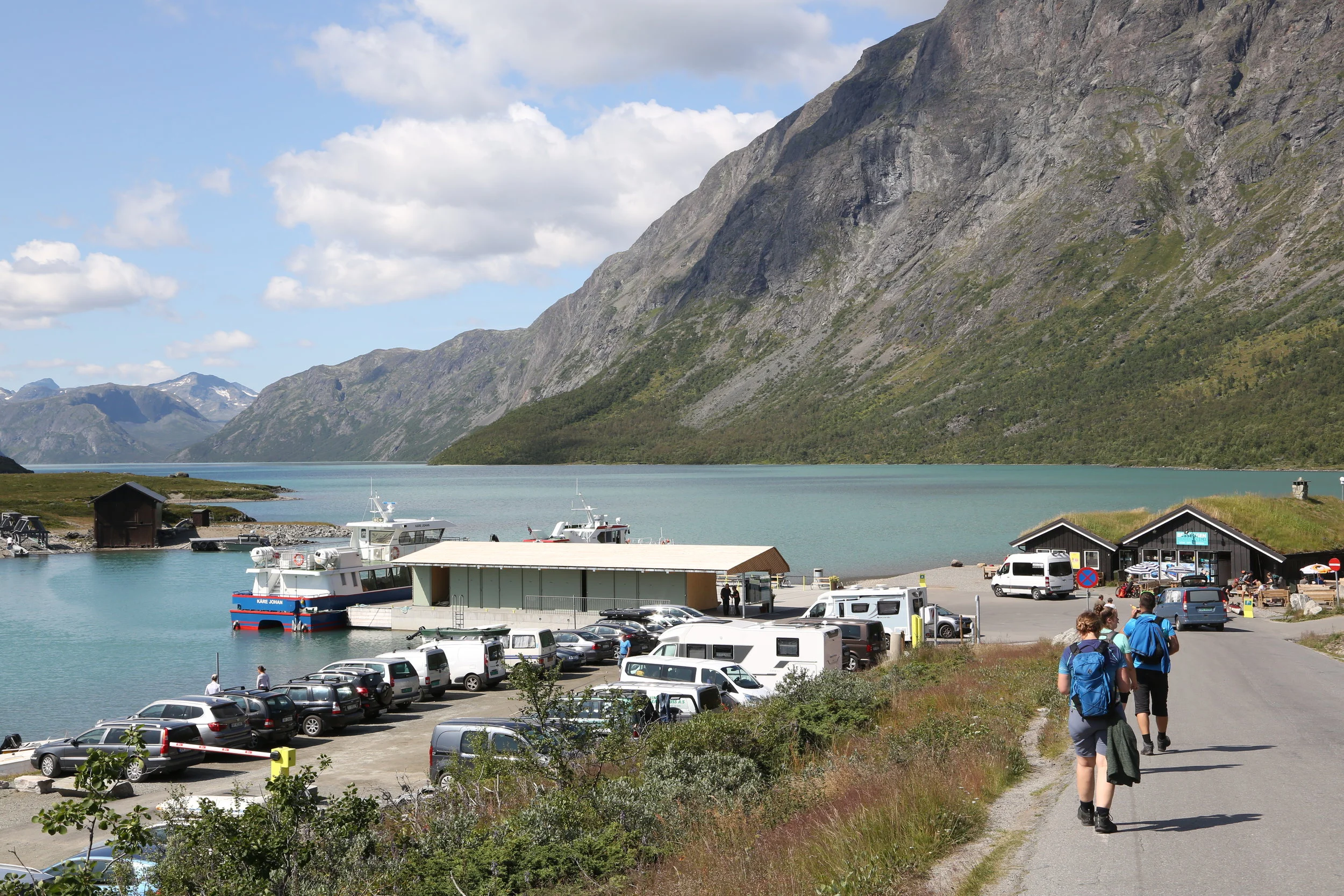Båtene over Gjende frakter titusenvis av turister som vil gå Besseggen. Foto: Odd Roar Lange