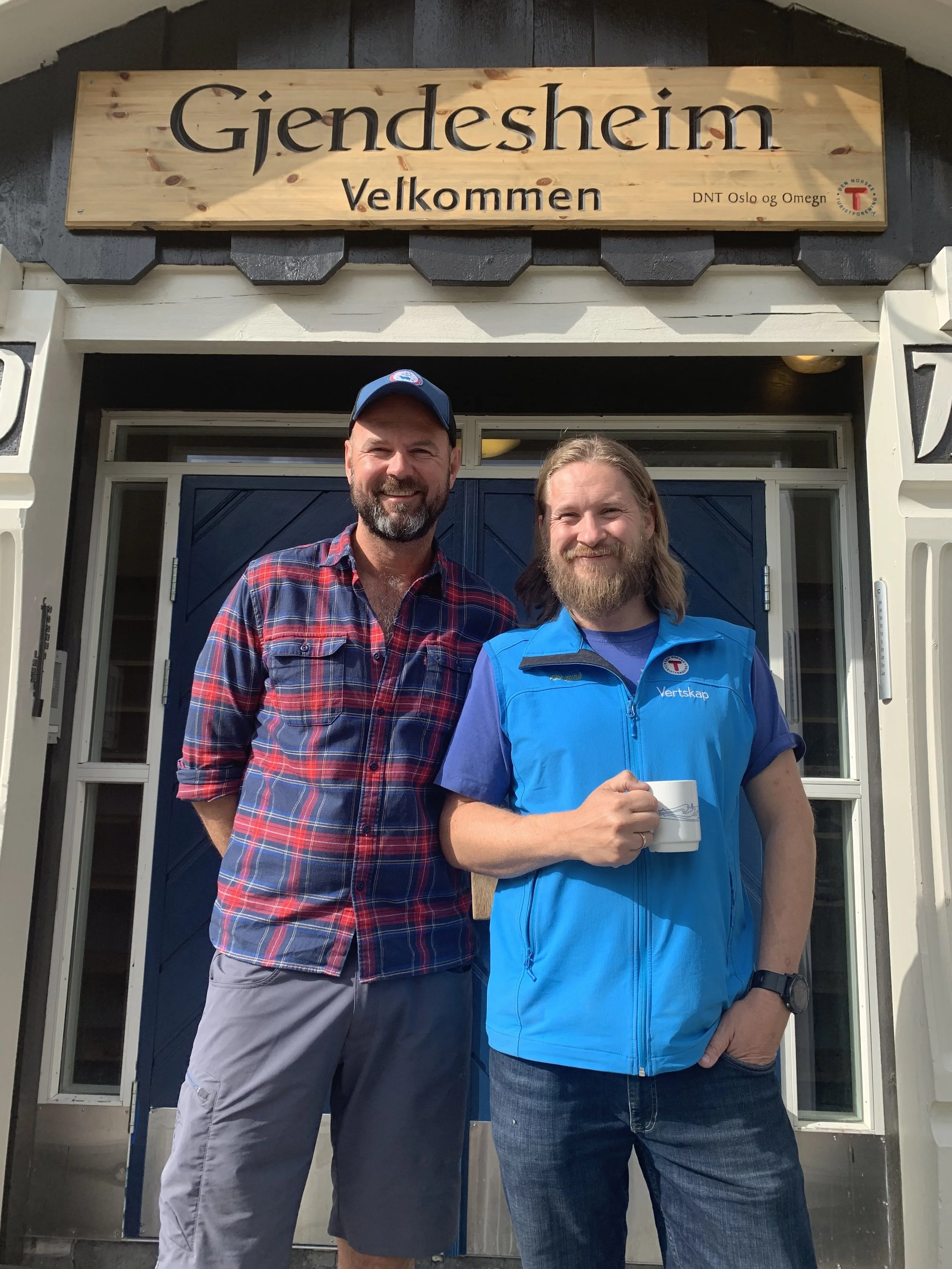 Generalsekretær Dag Terje Klarp Solvang i Turistforeningen har i sommer vært innom Sota Sæter, Fanaråkhytta, Skogadalsbøen, Fondsbu, Innerdalshytta, Måsvassbu, og her, med bestyrer Marius Haugaløkken på Gjendesheim turisthytte i Jotunheimen. Foto: Turistforeningen