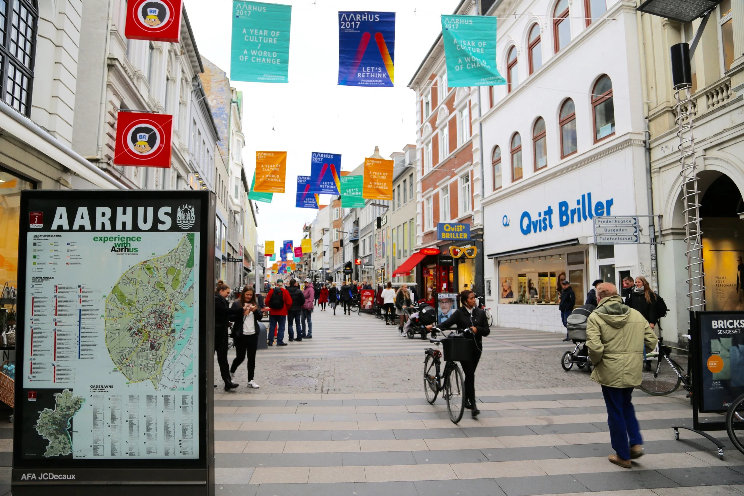 Hovedgata Immervad i Aarhus trenger tusenvis av turister hvert år. Men det trenger ikke bli trangt av den grunn. Foto: Odd Roar Lange