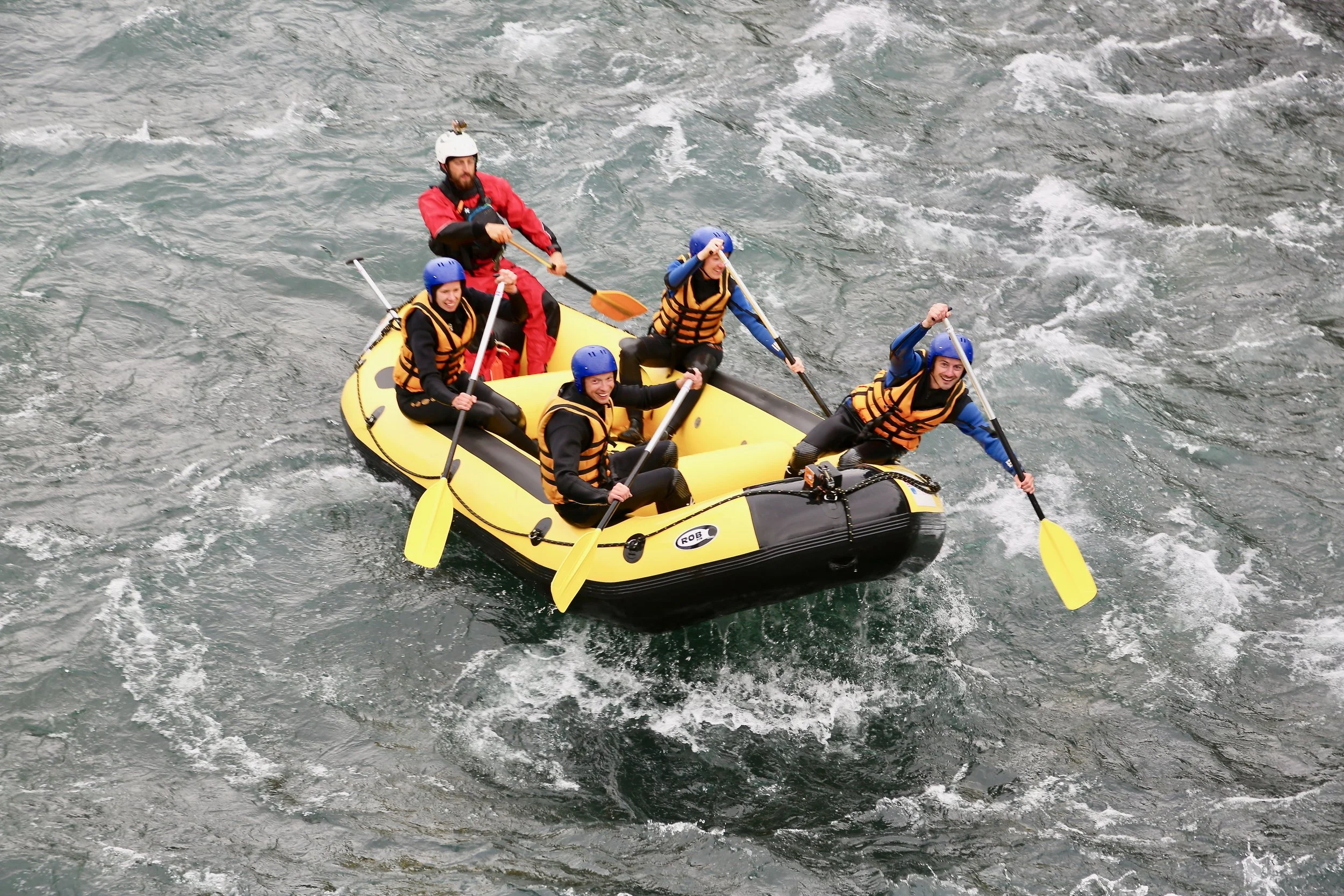 Vått og moro: Rafting er blitt en populær sommeraktivitet. Men du kan selvsagt velge langt mindre krevede ferieopplevelser i deilige Norge. Foto: Odd Roar Lange