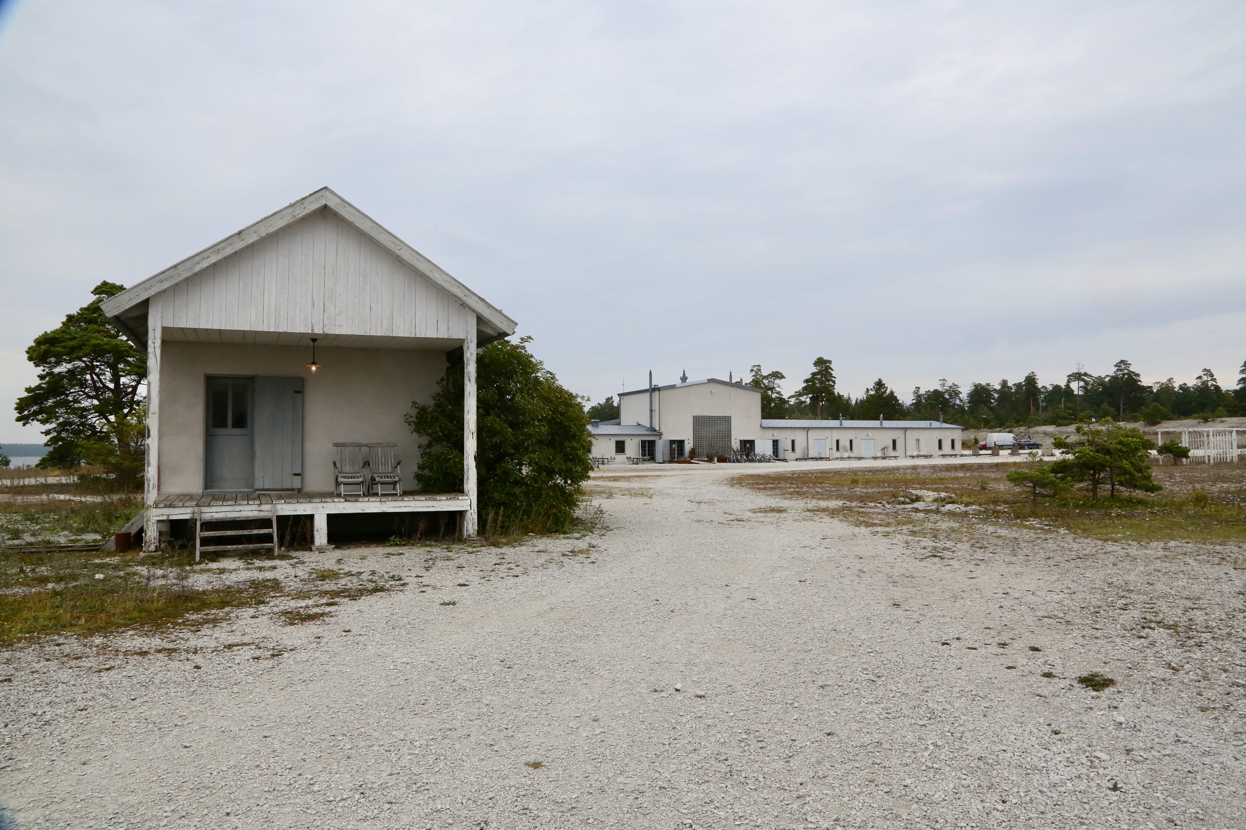 Suiten til venstre og hovedbygget med 16 rom og restaurant til høyre. Velkommen til Fabriken Furillen. Foto: Odd RoarLange