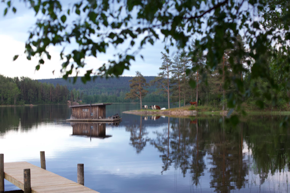 Den flytenden hytta på Naturbyn. Foto: Hanne Marit Tobiassen/Sekkogsandaler/Visitsweden