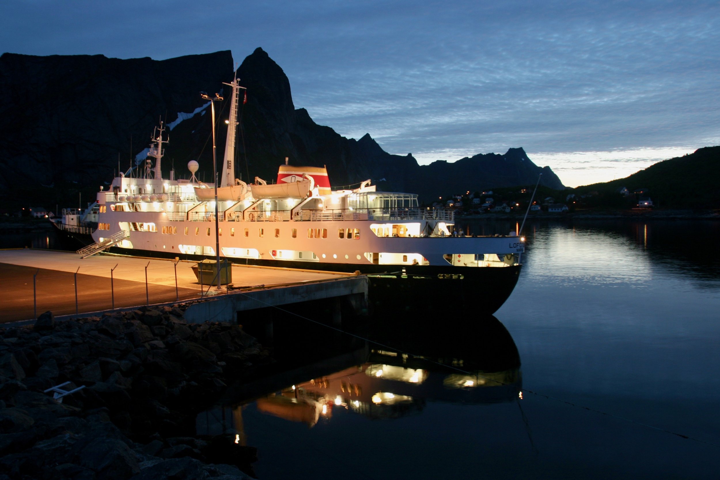 MS Lofoten gikk på nostalgicruise til Reine i Lofoten. Nå tar Hurtigrutens nye ekspedisjonsskip over. Foto: Odd Roar Lange