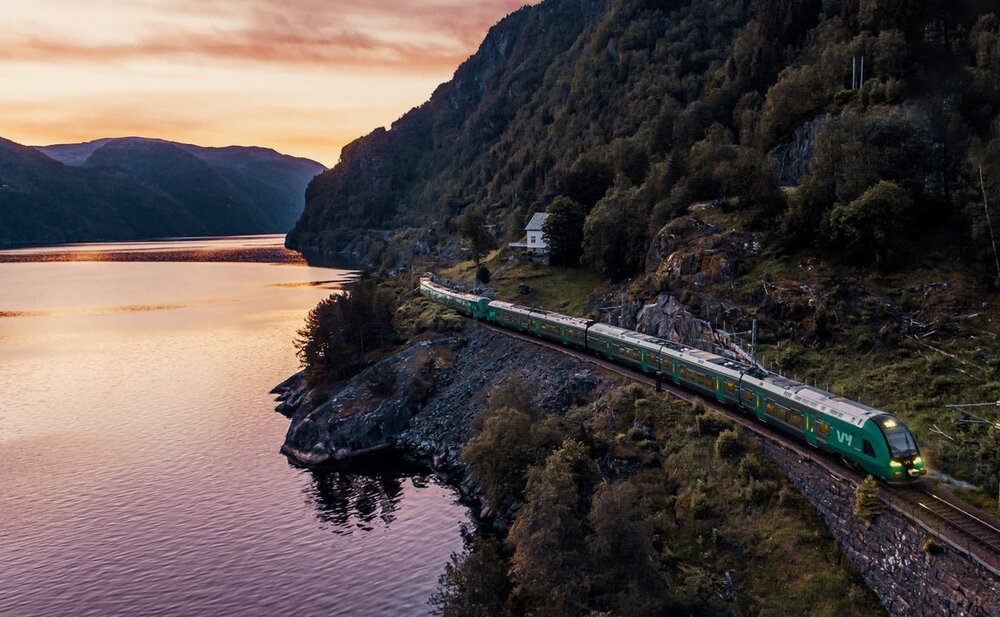 Hvordan reiser du i Norge? Med fly eller med tog? Foto: Vy