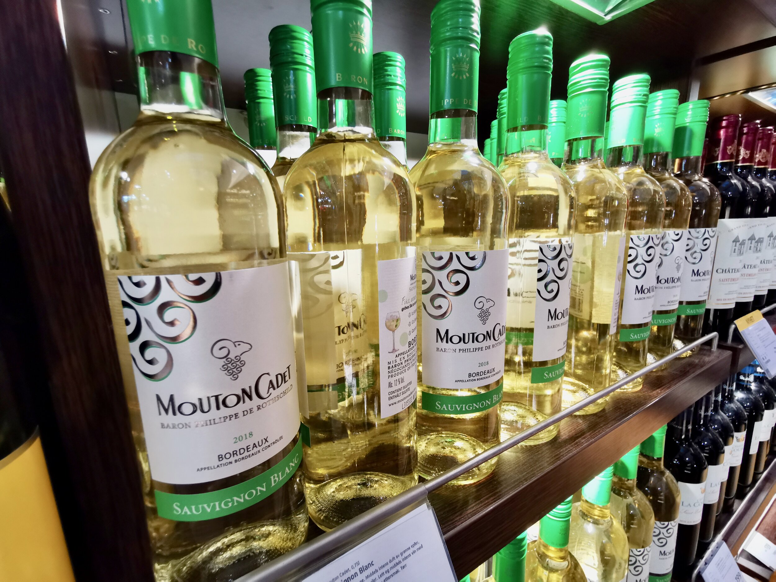 99 kroner på taxfree,kr 243,50 hos Vinmonopolet. En prisforskjell på hele 59 prosent. Foto: Odd Roar Lange
