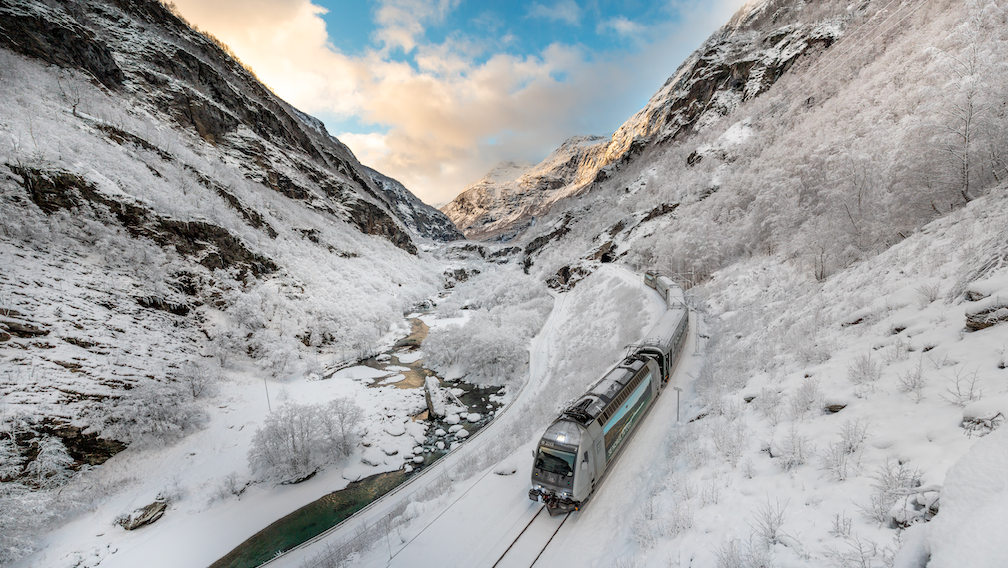 Flåmsbana er minst like fin om vinteren som om sommeren. Foto: Sverre Hjørnevik/Visit Flåm