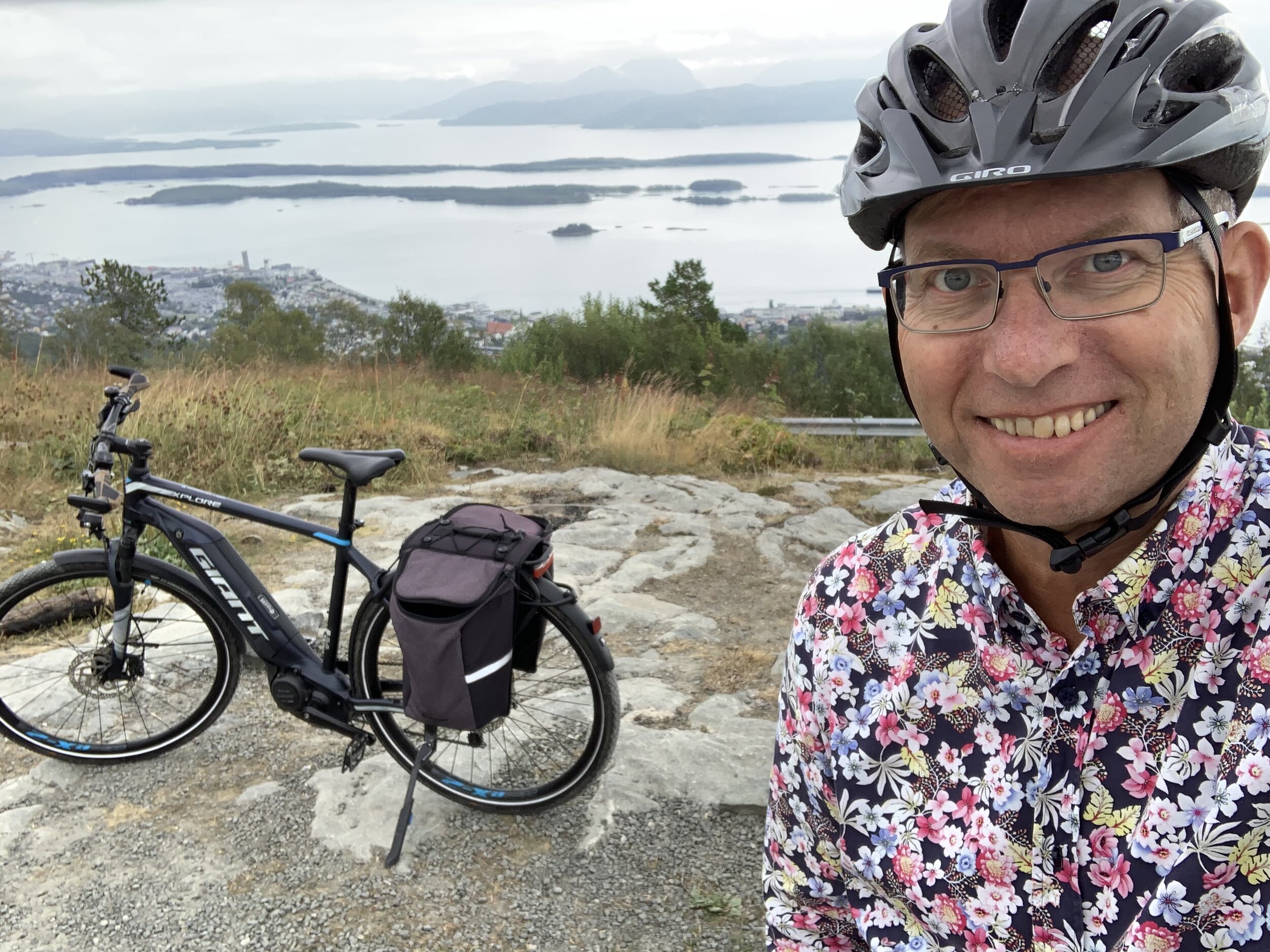 Utstyrt for fine turer. Giant Connect er en utmerket sykkel for både tursykling på skogsbilveger og i bygater. Her fra Varden i Molde.