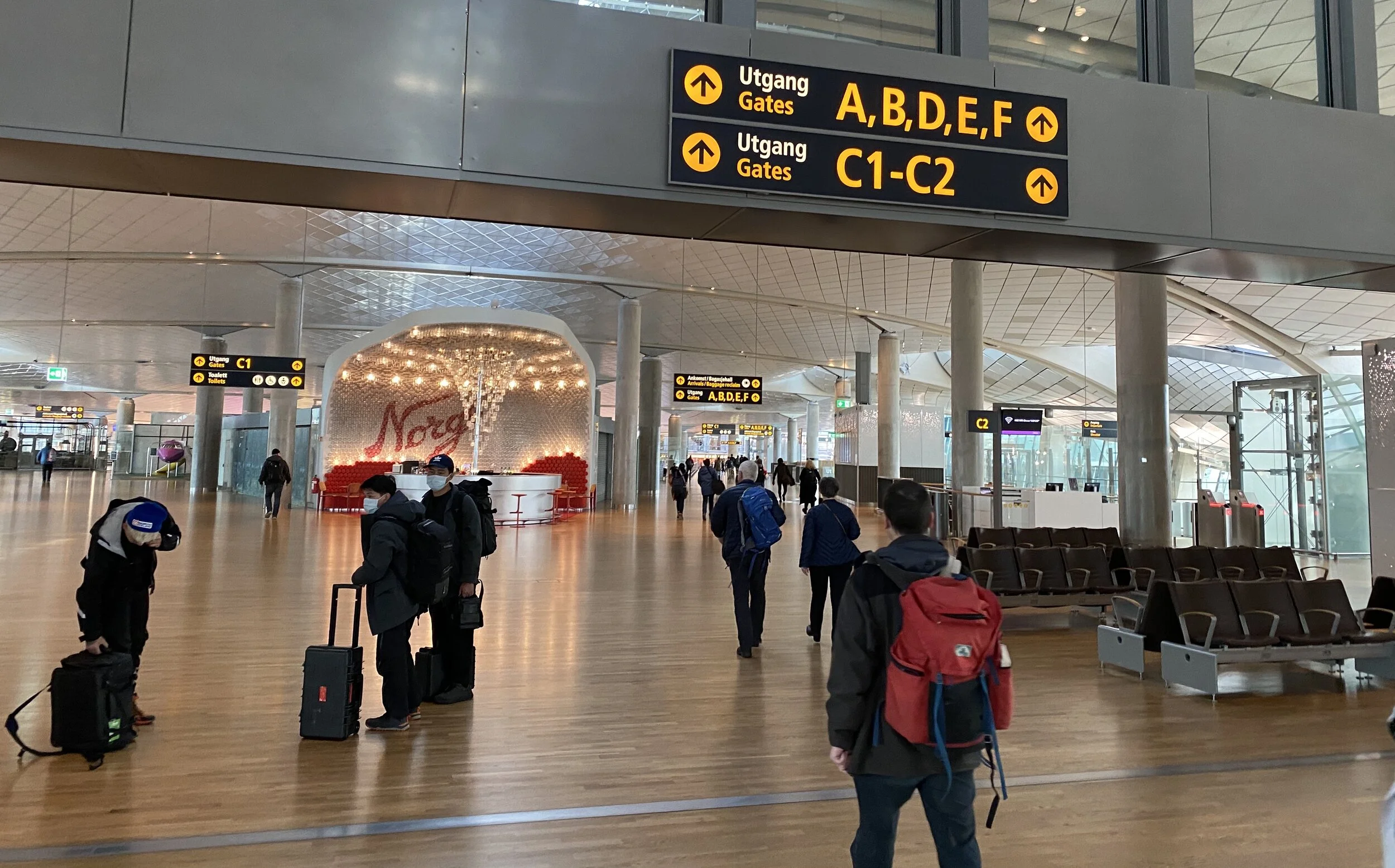 Disse flyene går selv om flyplassene stenger på mandag