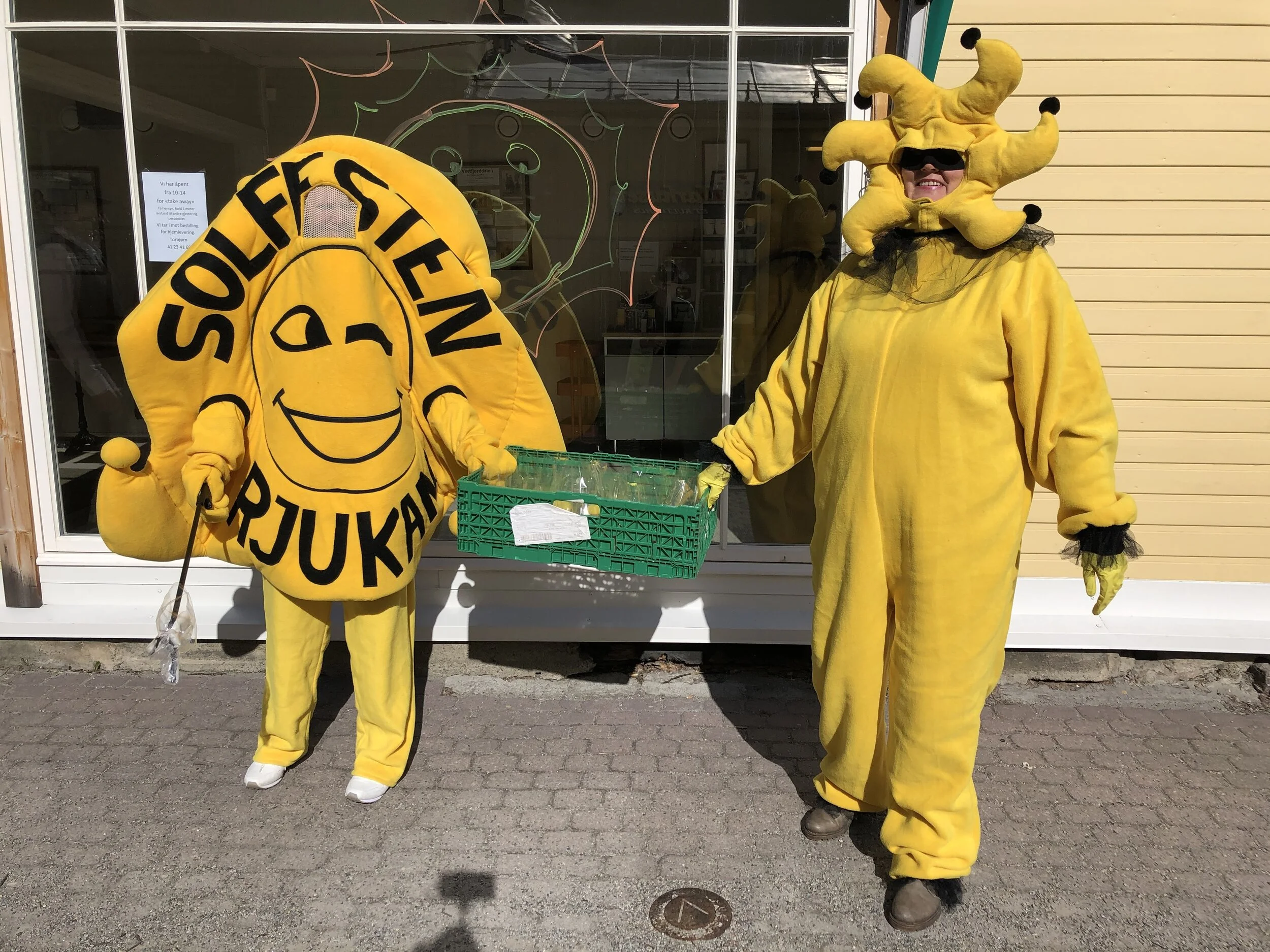 Se bildene fra dagens kreative solfest i verdensarvbygda