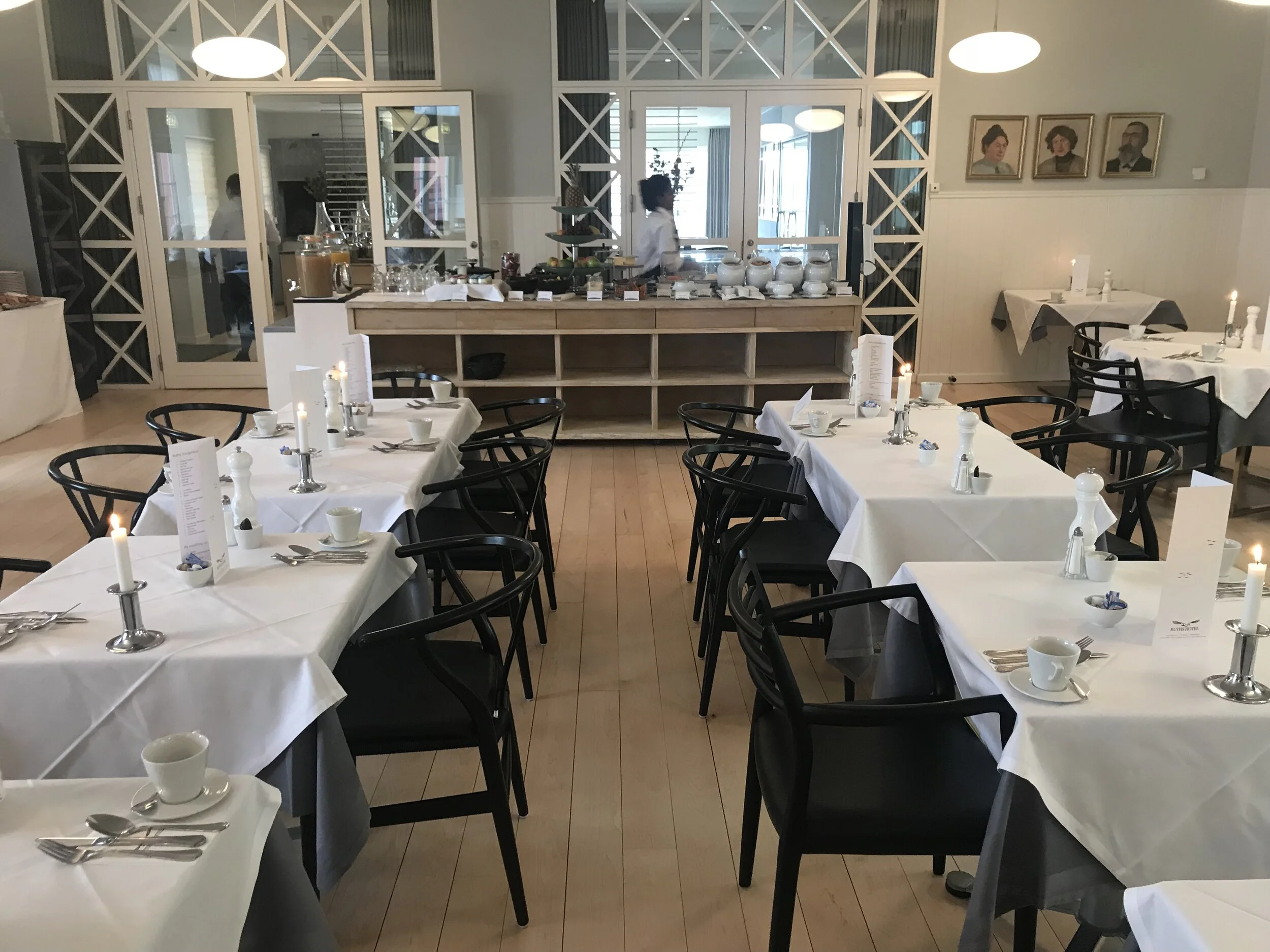 Tyver stakk av med luksus-stolene fra det koronastengte hotellet