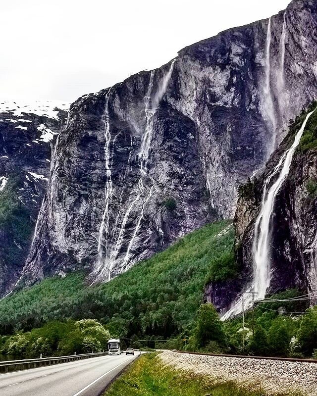 Waterfalls from the Norwegian mountains #fjordnorway #fjordmountains #thetravelinspector #travellersagainstracism #ilovethiswaterfall #toppenavnorge #romsdalen