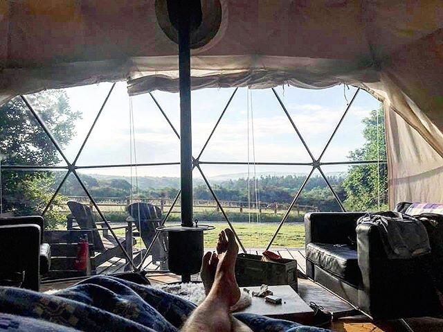 A great wake-up-view. You&rsquo;ll find it in the walish forest. #thetravelinspector #travelersagainstracism #itscoldaoutthere #visitwales #visitgreatbritain #fforestfarm