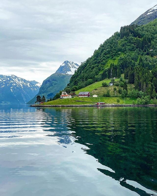 In the green corner #thetravelinspector #travelersagainstracism ##fjordnorway #hj&oslash;rundfjorden #visitalesund