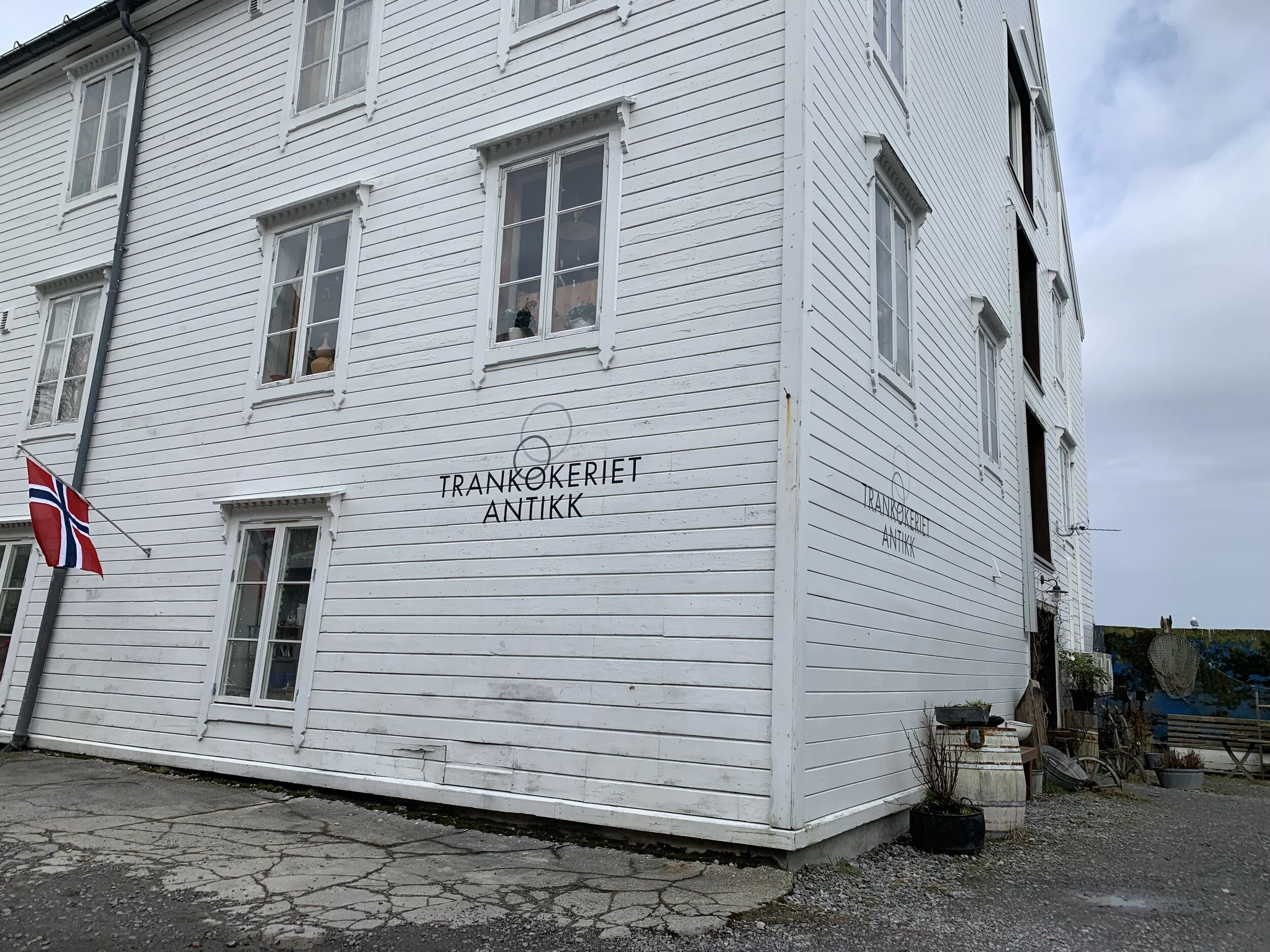 Trankokeriet Antikk ligger i Molovegen, midt i sentrum.                  Foto: Odd Roar Lange