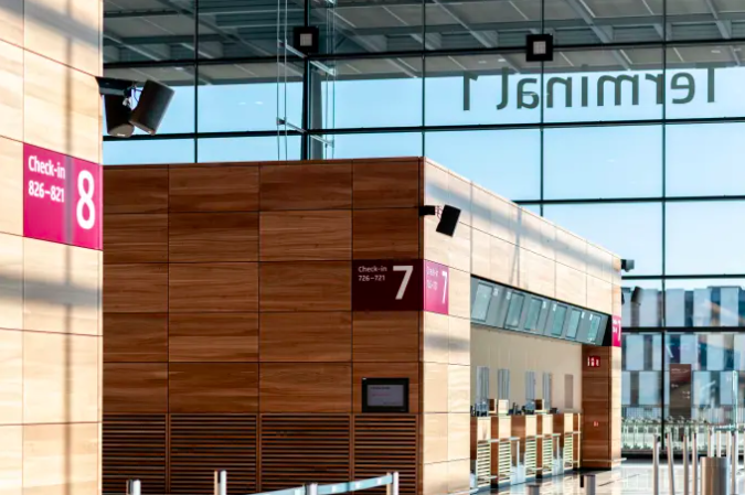 Nå kan de åpne skandaleflyplassen  - omsider
